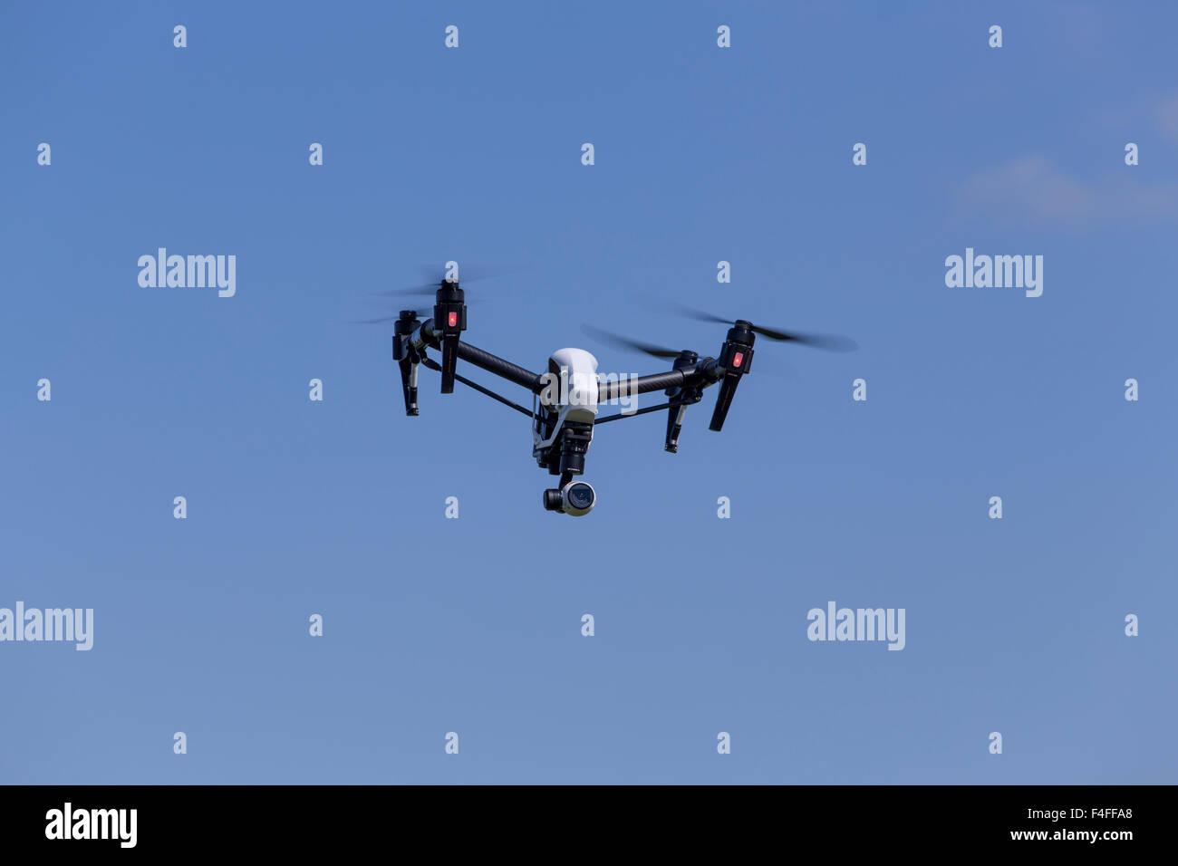 Drone Quadcopter DJI Inspirer1 avec l'appareil photo pour la photographie aérienne, des photos et vidéos de ciel bleu. Banque D'Images