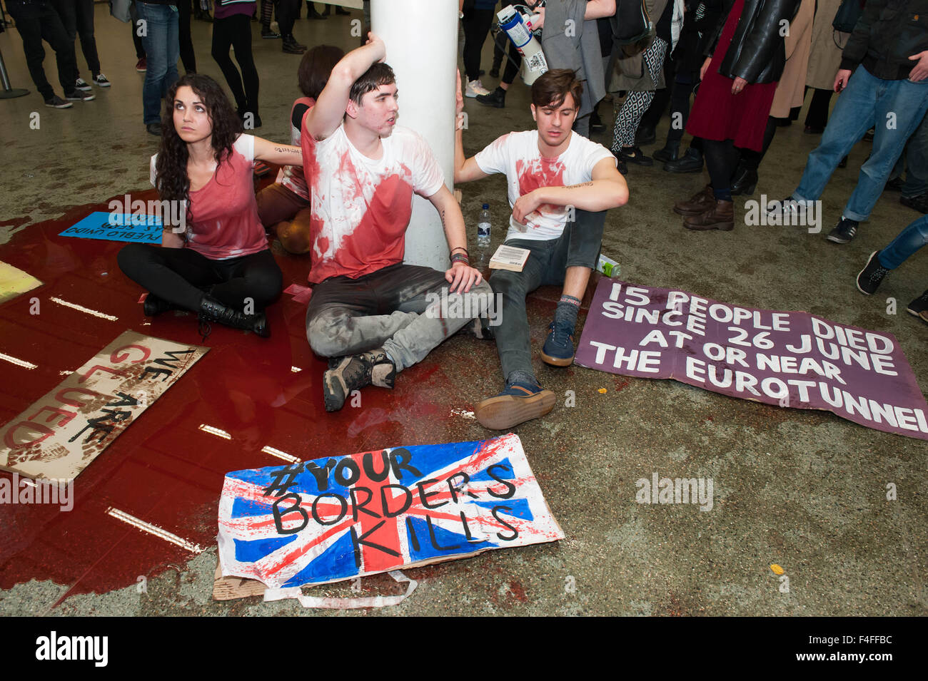 Les protestations de l'immigration a tenu à Kings Cross Station Banque D'Images