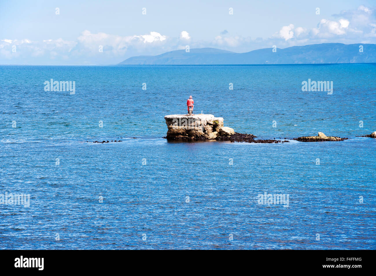 La pêche dans la mer, d'une petite île rocheuse en Irlande du Nord Banque D'Images
