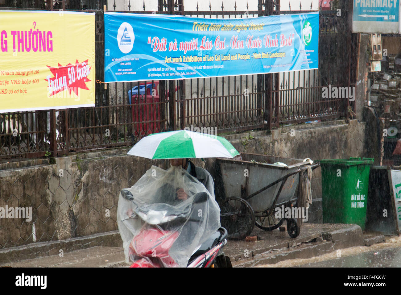 Sapa ou Sa Pa est une ville frontière au nord-ouest du Vietnam, de coups ici dans la saison humide pluie rider a parasol au-dessus de scooter Banque D'Images