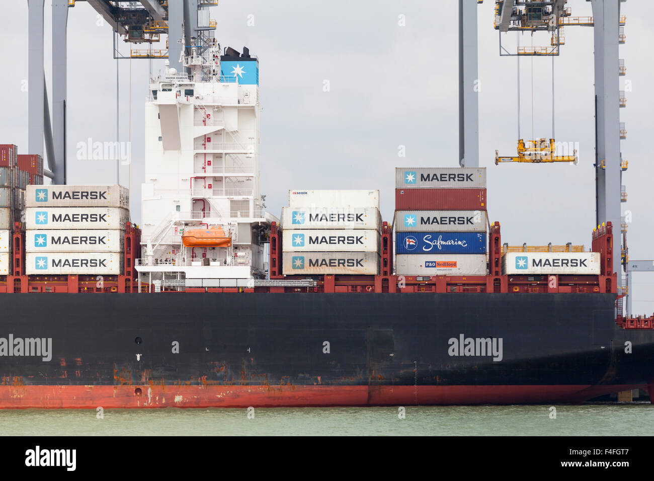 Les conteneurs sont déchargés d'un navire à Tilbury Docks, port de Tilbury sur la Tamise dans l'Essex, Angleterre Banque D'Images