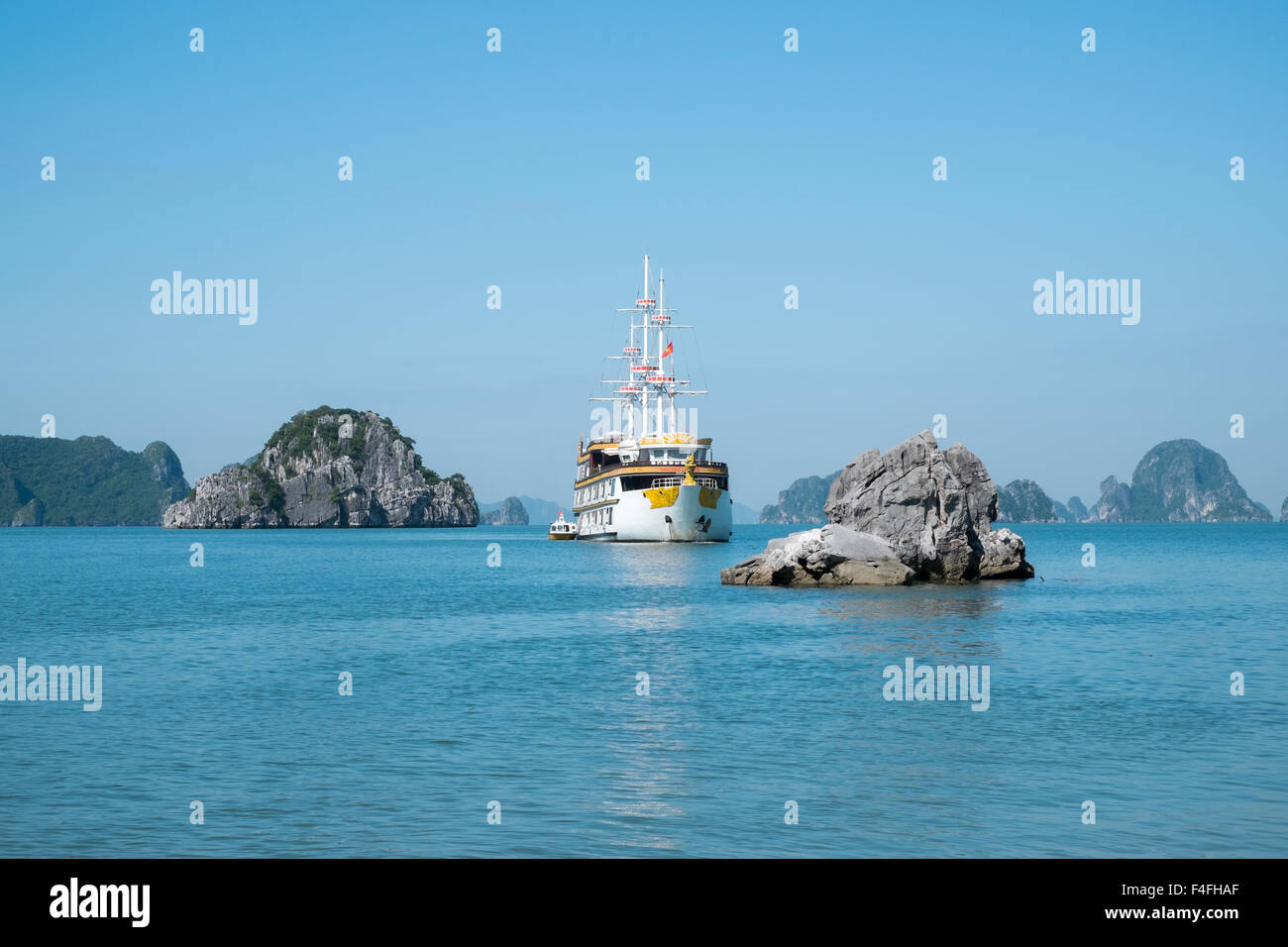 Les îles de calcaire et de navire de croisière légende dragon dans cang n domaine de la baie de Ha Long (Halong) site du patrimoine mondial de l'Unesco,Vietnam,Asia Banque D'Images