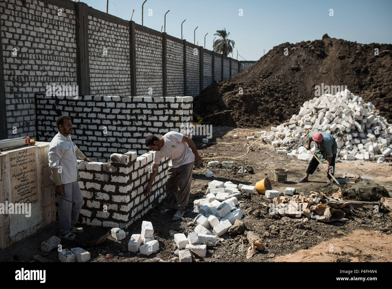 (151017) -- MINYA(Egypte), le 17 octobre 2015 (Xinhua) -- les travailleurs musulmans égyptien sur le travail commencé récemment à l'emplacement de la construction de l'Église Martyrs inaugurée par le président égyptien Abdel Fattah al-Sisi à mémoriser 21 coptes égyptiens décapités par l'État islamique (EST) en Libye en février, dans le village d'Al-Aour El-Minya, Province, l'Egypte, le 16 octobre 2015. L'État islamique (EST) en Libye a publié une vidéo en février, prétendument montrant la décapitation de 21 chrétiens coptes égyptiens. Treize d'entre eux sont du village de Al-Aour El-Minya en province, avec une population de Ch Banque D'Images