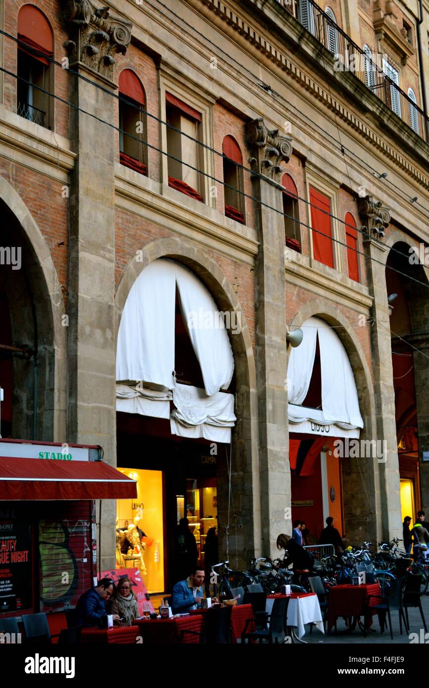 Tables de café à Piazza Maggiore, Bologne, Italie Banque D'Images