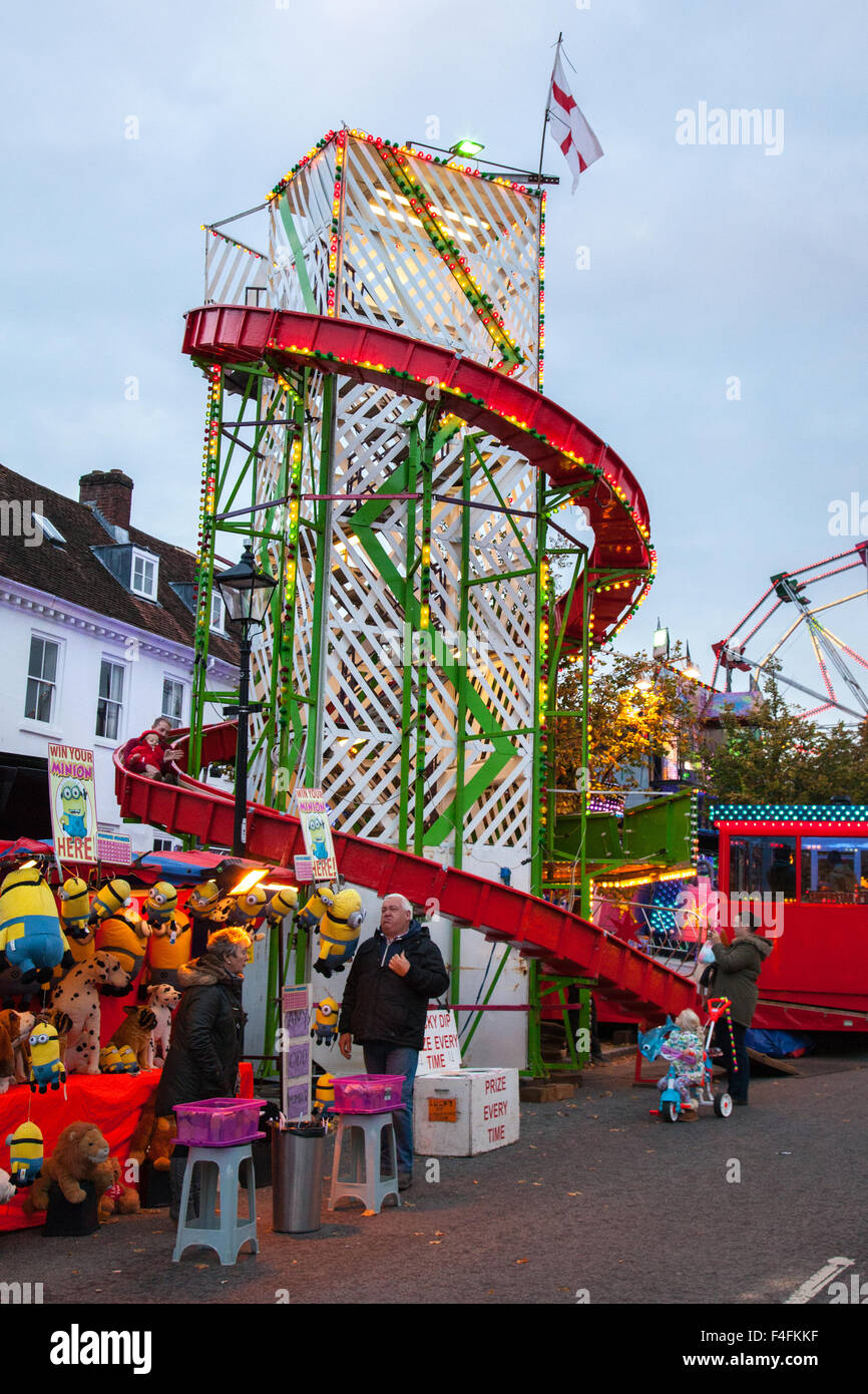 Helter Skelter à la foire Saint-michel Octobre sur Broad Street dans le centre de Alresford Hampshire, Royaume-Uni. Banque D'Images