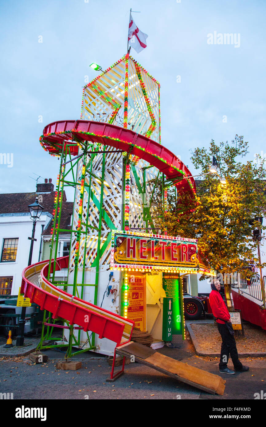 Helter Skelter à la foire Saint-michel Octobre sur Broad Street dans le centre de Alresford Hampshire, Royaume-Uni. Banque D'Images