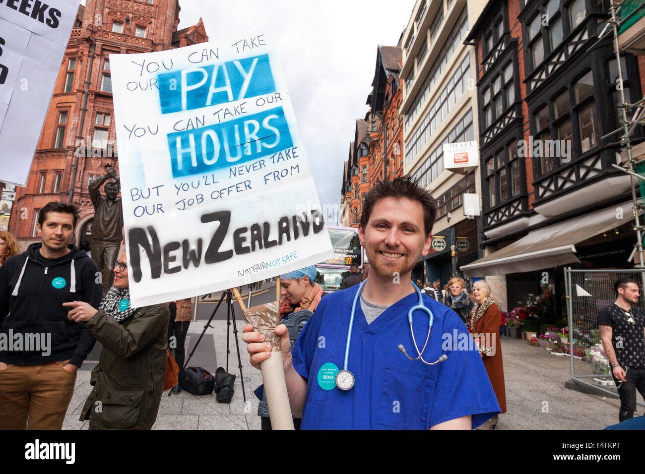 Speaker's Corner, Nottingham, Royaume-Uni 17 octobre 2015. Les médecins en centre-ville de Nottingham en protestation contre les plans du gouvernement britannique de modifier leurs contrats Crédit : Mark Richardson/Alamy Live News Banque D'Images
