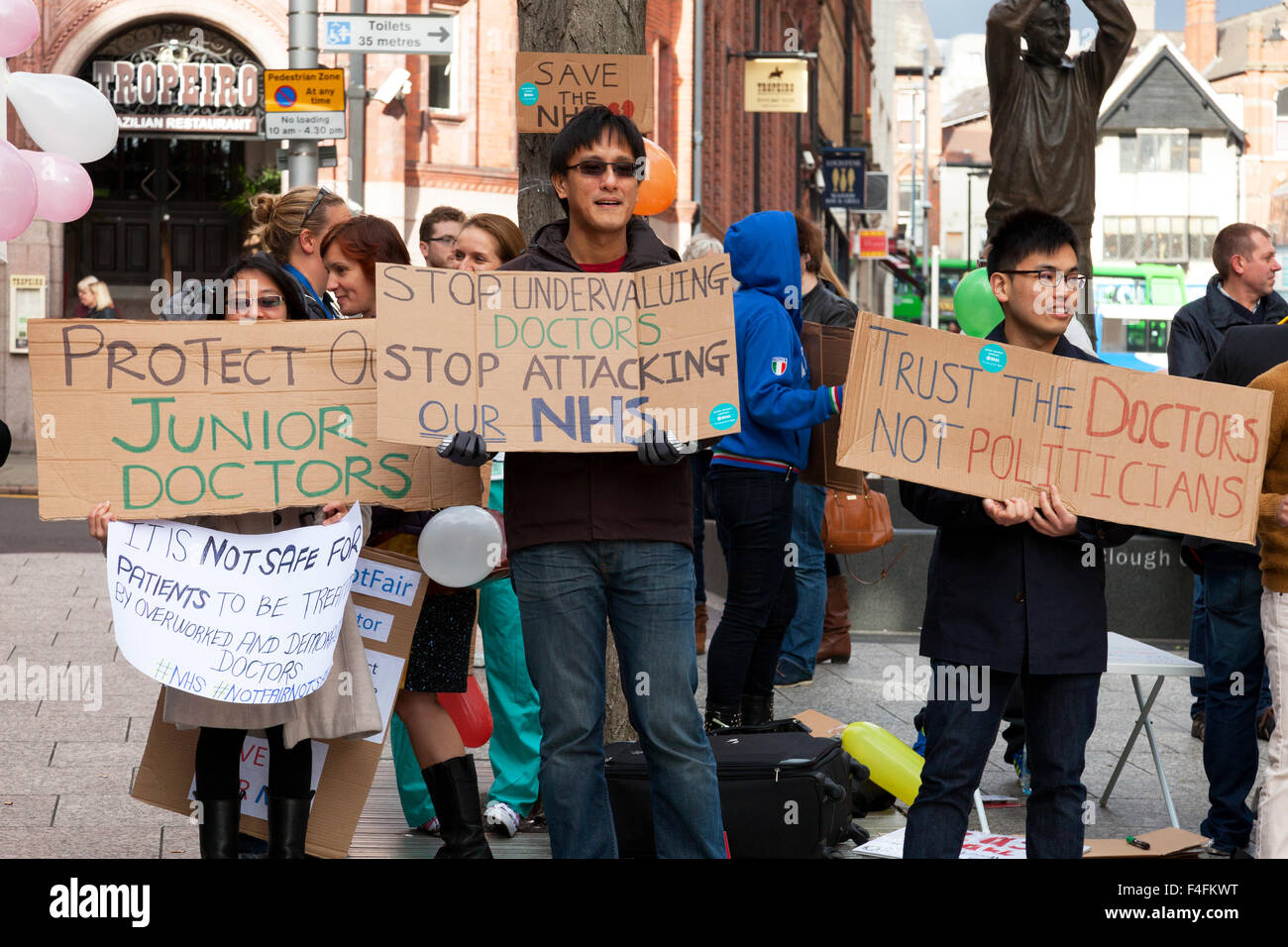 Speaker's Corner, Nottingham, Royaume-Uni 17 octobre 2015. Les médecins en centre-ville de Nottingham en protestation contre les plans du gouvernement britannique de modifier leurs contrats Crédit : Mark Richardson/Alamy Live News Banque D'Images