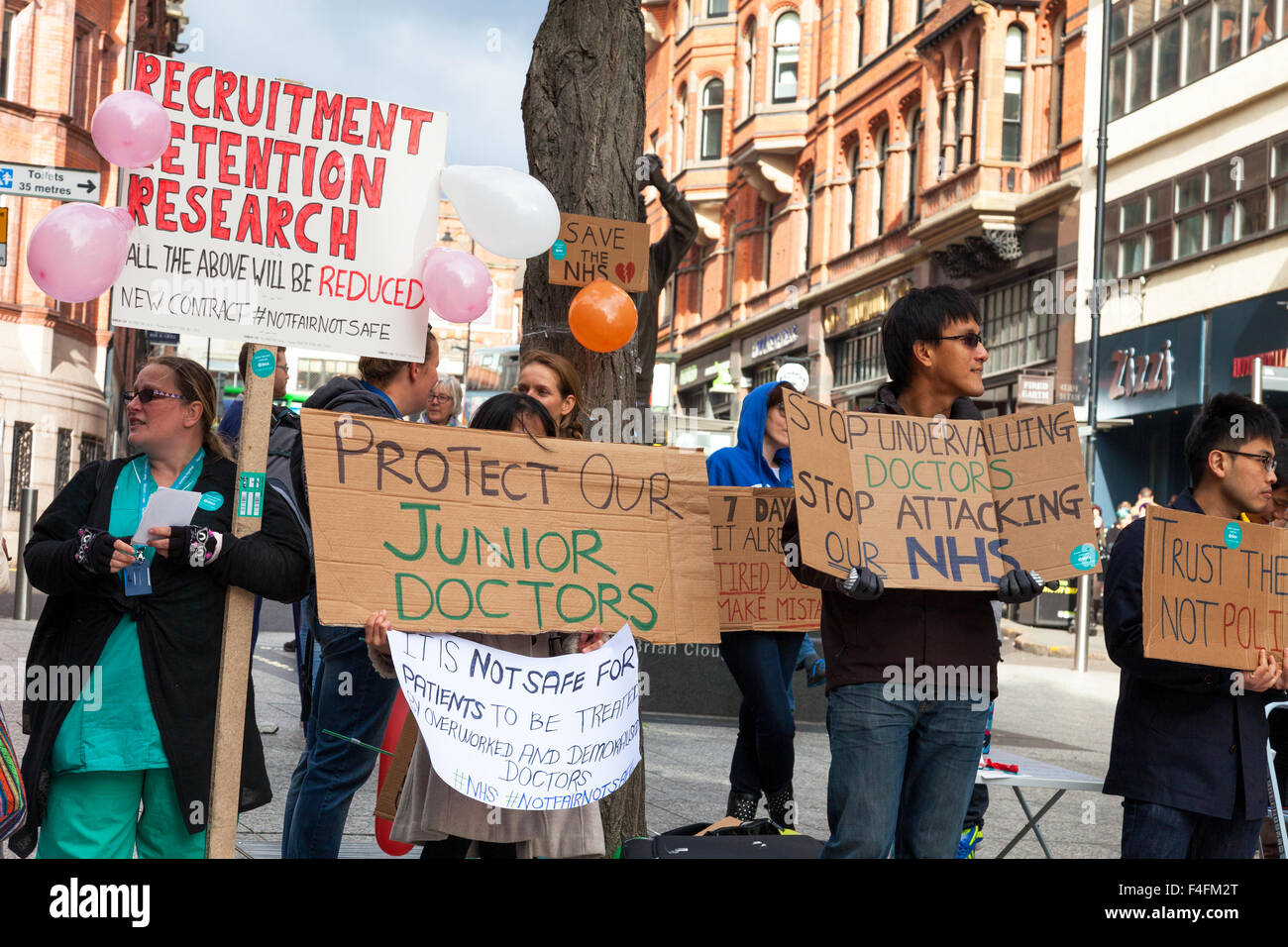 Speaker's Corner, Nottingham, Royaume-Uni 17 octobre 2015. Les médecins en centre-ville de Nottingham en protestation contre les plans du gouvernement britannique de modifier leurs contrats. Credit : Mark Richardson/Alamy Live News Banque D'Images