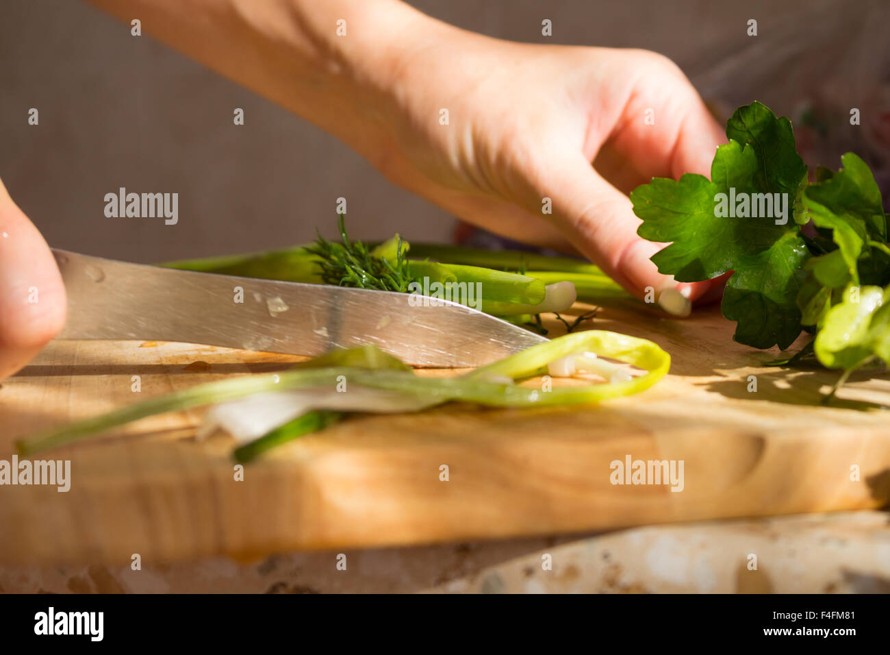 Le persil et aneth sur planche à découper en bois. Préparation de la salade de légumes / légumes frais/salade fraîche avec de l'huile d'olive Banque D'Images