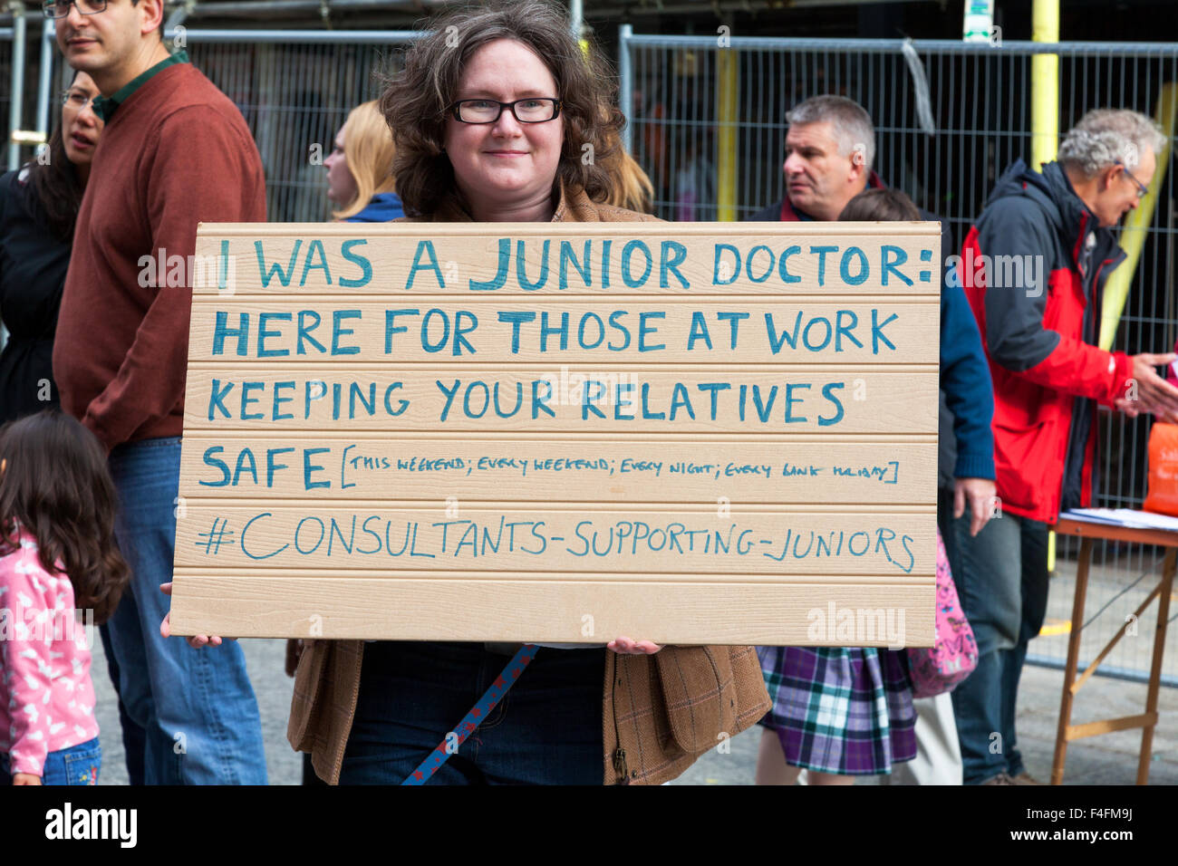Speaker's Corner, Nottingham, Royaume-Uni 17 octobre 2015. Les médecins en centre-ville de Nottingham en protestation contre les plans du gouvernement britannique de modifier leurs contrats. Credit : Mark Richardson/Alamy Live News Banque D'Images