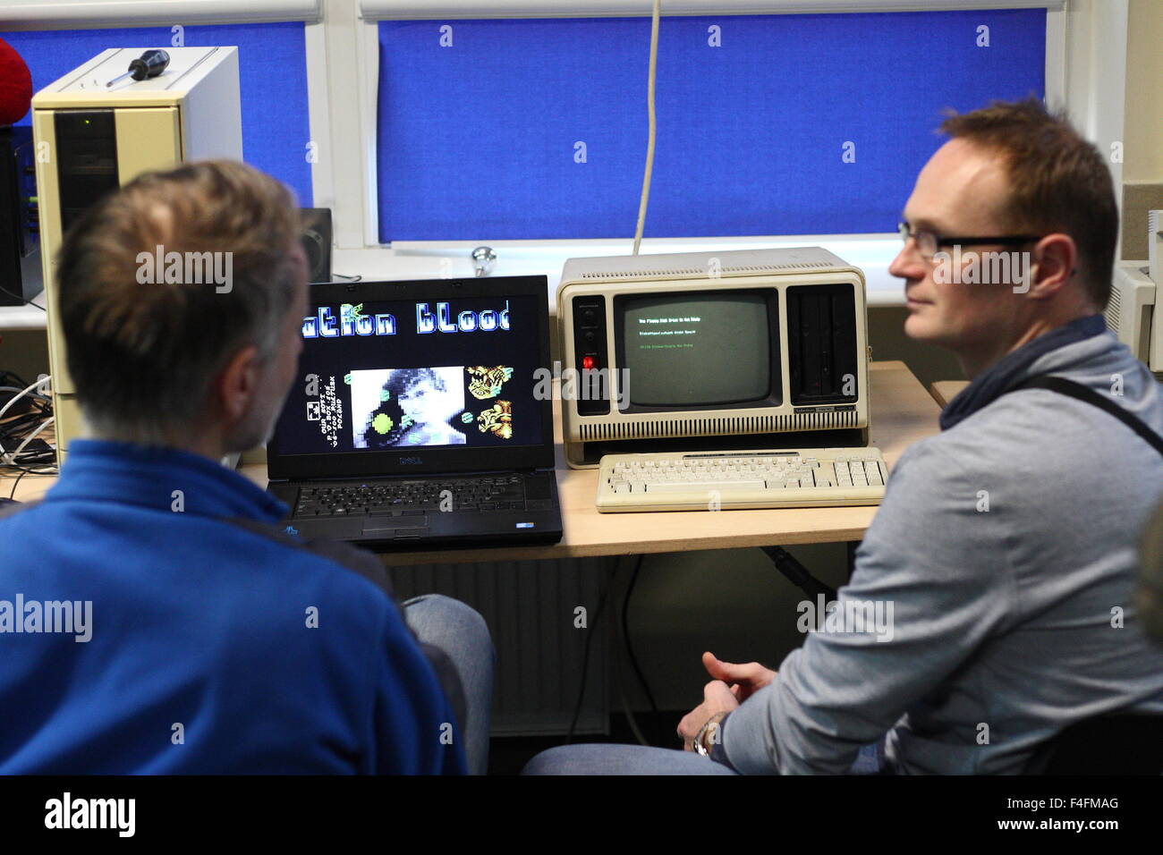 Gdansk, Pologne 17th, octobre 2015 ordinateurs rétro show à Gdansk/RETROKOMP nommée LOAD ERROR 2015. Des dizaines d'exposants montrent leur ZX Spectrum, Atari, Amiga Schneider, SEGA et Polonais ELWRO sur l'un des plus vieux il 8e et 16e pc ont peu de crédit en Pologne : Michal Fludra/Alamy Live News Banque D'Images
