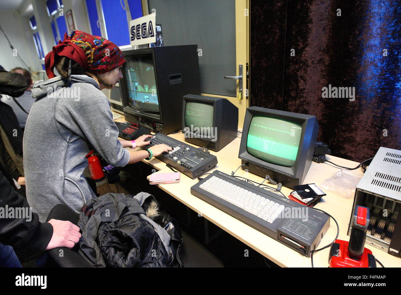 Gdansk, Pologne 17th, octobre 2015 ordinateurs rétro show à Gdansk/RETROKOMP nommée LOAD ERROR 2015. Des dizaines d'exposants montrent leur ZX Spectrum, Atari, Amiga Schneider, SEGA et Polonais ELWRO sur l'un des plus vieux il 8ème et 16ème bit pc ont en Pologne. Crédit photo : ordinateur Schneider : Michal Fludra/Alamy Live News Banque D'Images