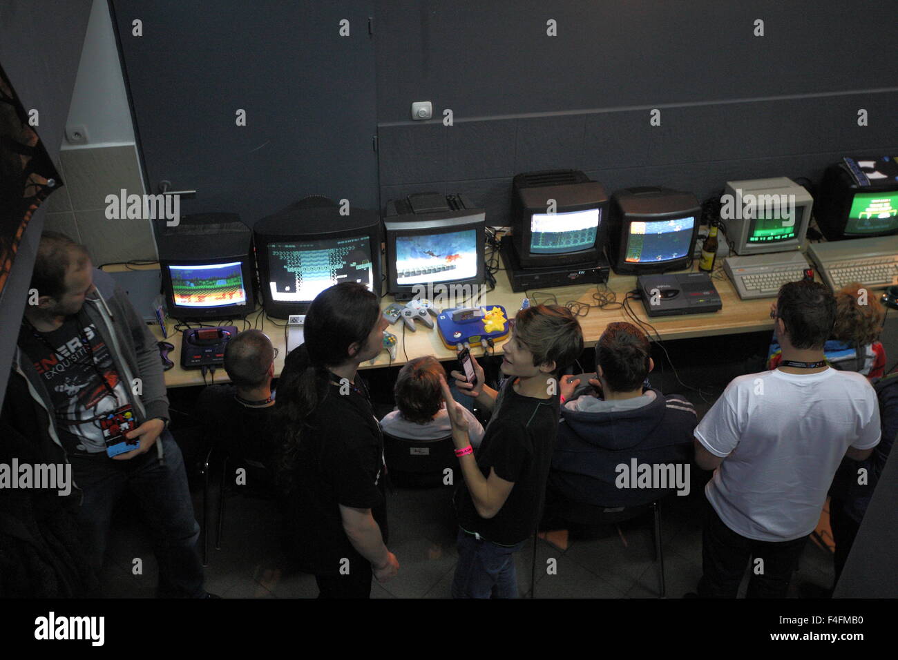 Gdansk, Pologne 17th, octobre 2015 ordinateurs rétro show à Gdansk/RETROKOMP nommée LOAD ERROR 2015. Des dizaines d'exposants montrent leur ZX Spectrum, Atari, Amiga Schneider, SEGA et Polonais ELWRO sur l'un des plus vieux il 8e et 16e pc ont peu de crédit en Pologne : Michal Fludra/Alamy Live News Banque D'Images