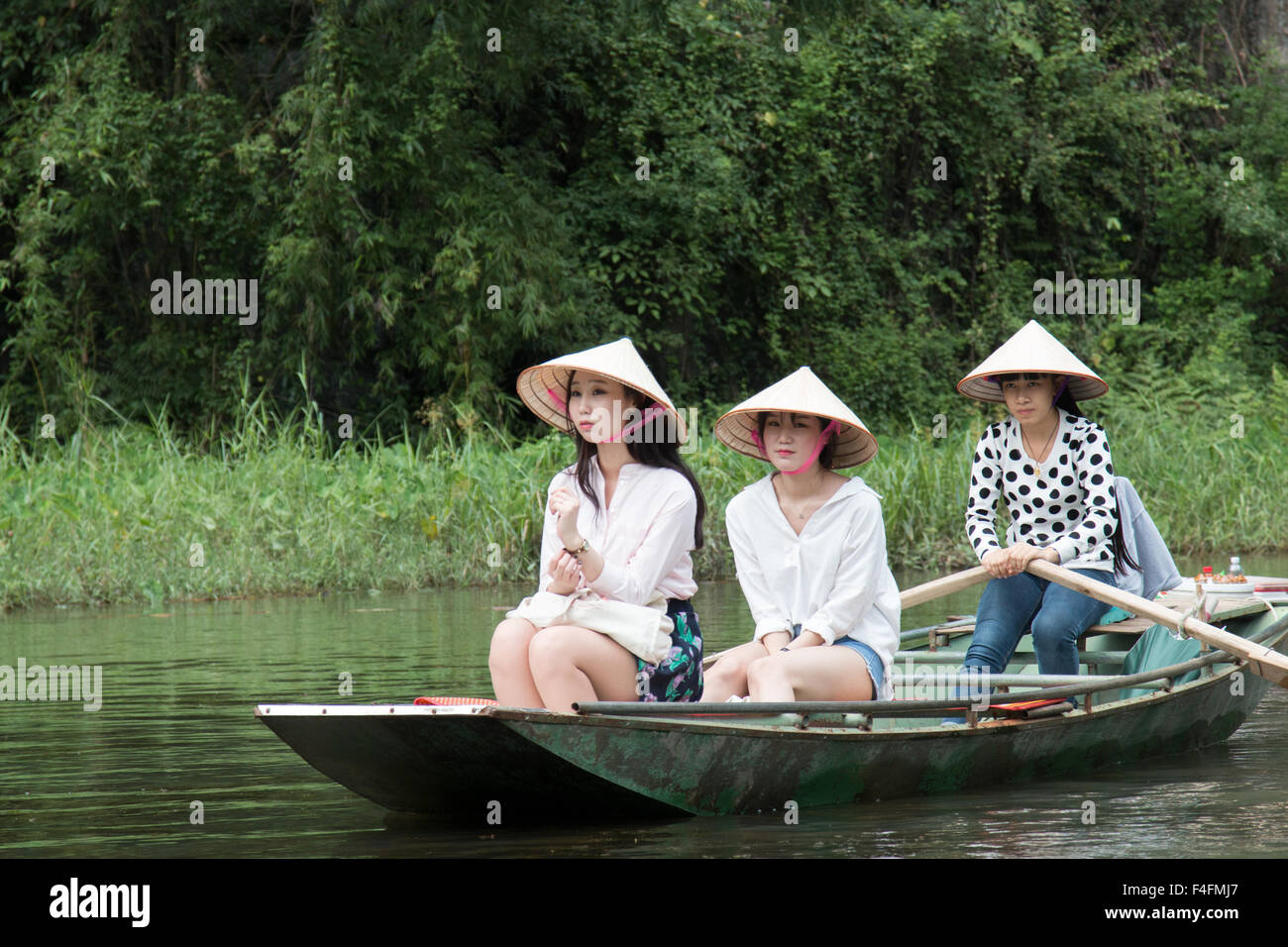 Les touristes japonais ont ramé sur les filles de la rivière ngo dong à Tam  Coc par dame vietnamien Ninh Binh,rameur,Vietnam,Asia Photo Stock - Alamy