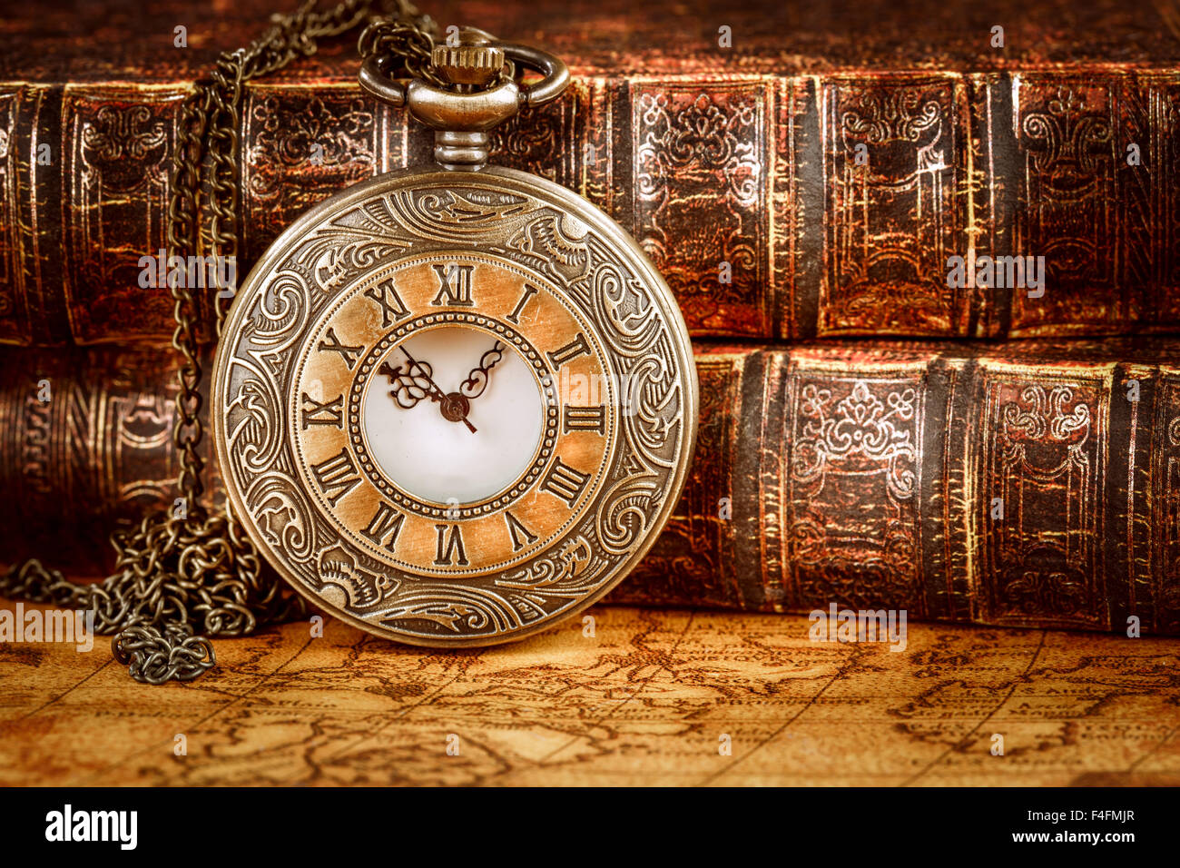 Antique Vintage montre de poche sur l'arrière-plan de livres anciens Banque D'Images