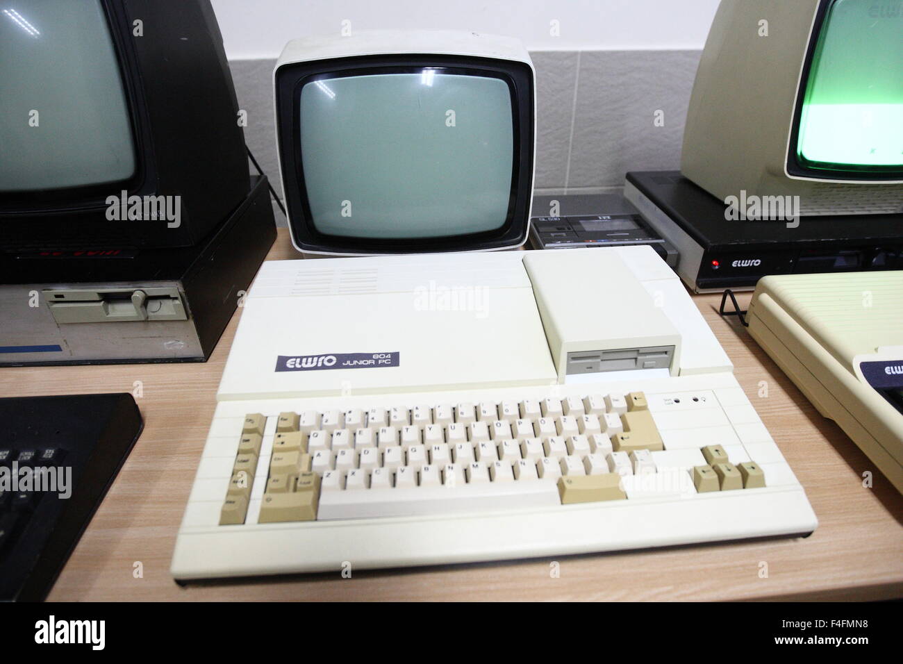 Gdansk, Pologne 17th, octobre 2015 ordinateurs rétro show à Gdansk/RETROKOMP nommée LOAD ERROR 2015. Des dizaines d'exposants montrent leur ZX Spectrum, Atari, Amiga Schneider, SEGA et Polonais ELWRO sur l'un des plus vieux il 8ème et 16ème bit pc ont en Pologne. Sur la photo : Polonais ELWRO Crédit ordinateur Junior : Michal Fludra/Alamy Live News Banque D'Images