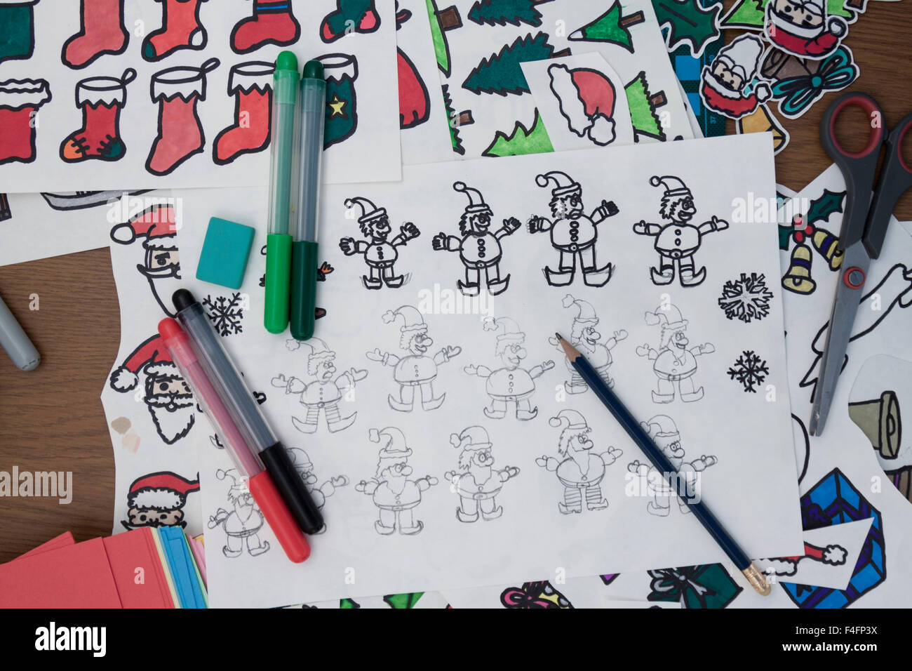 Une vue de dessus de certains dessins de noël et certains des matériaux utilisés Banque D'Images