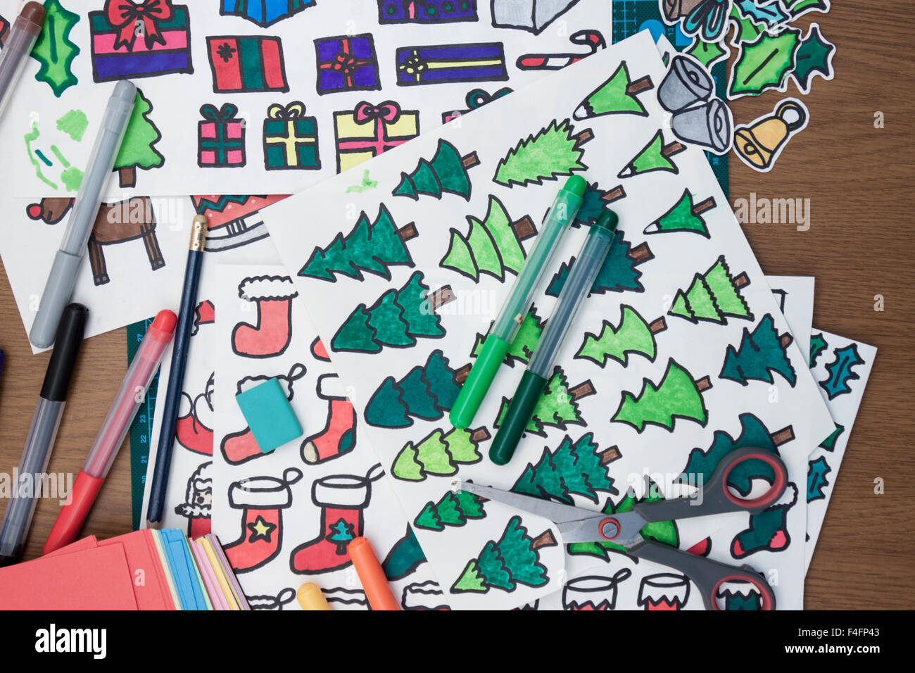 Une vue de dessus de certains dessins de noël et certains des matériaux utilisés Banque D'Images