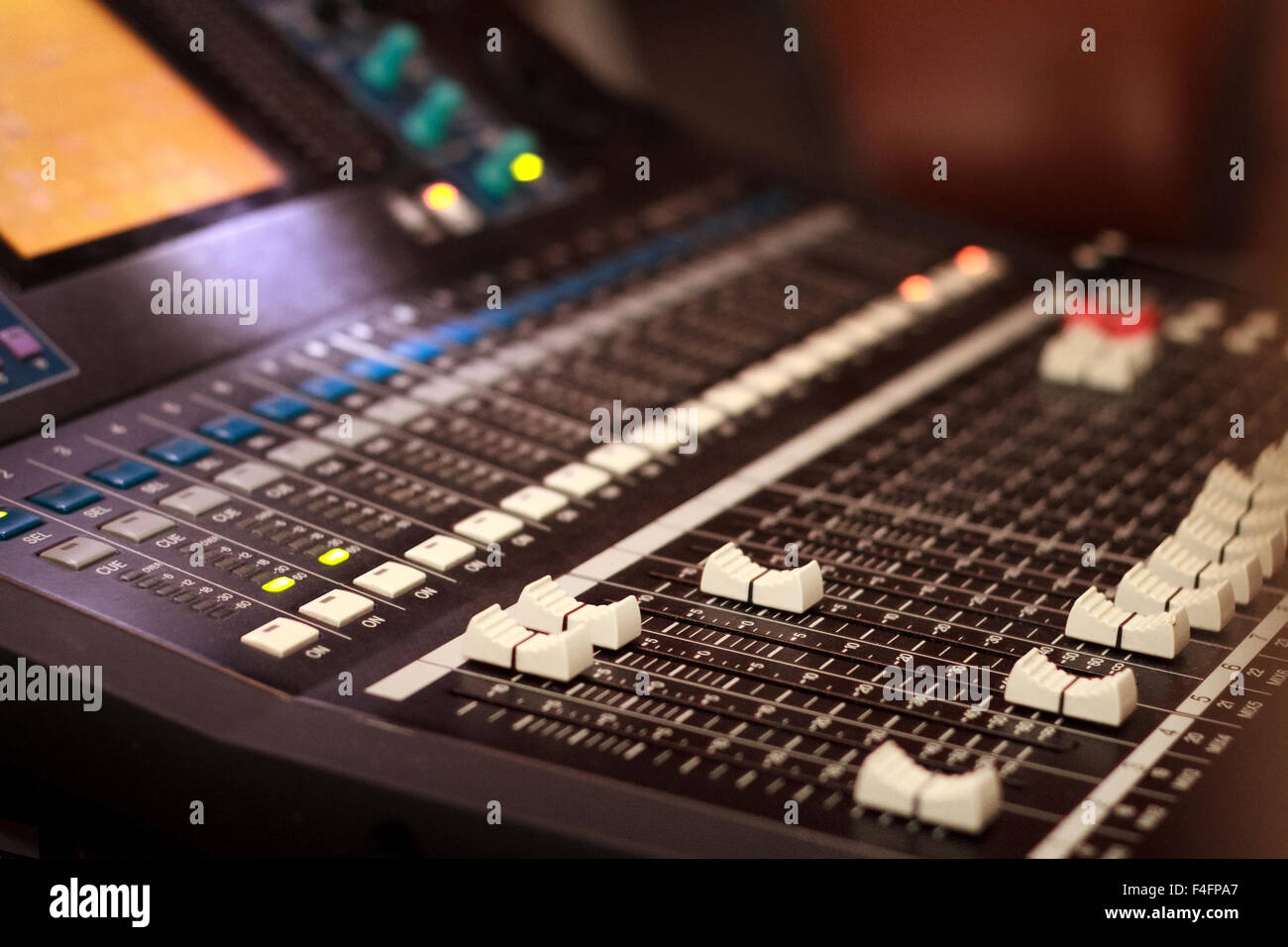 Console Audio - Gros plan d'une table de mixage sonore Banque D'Images