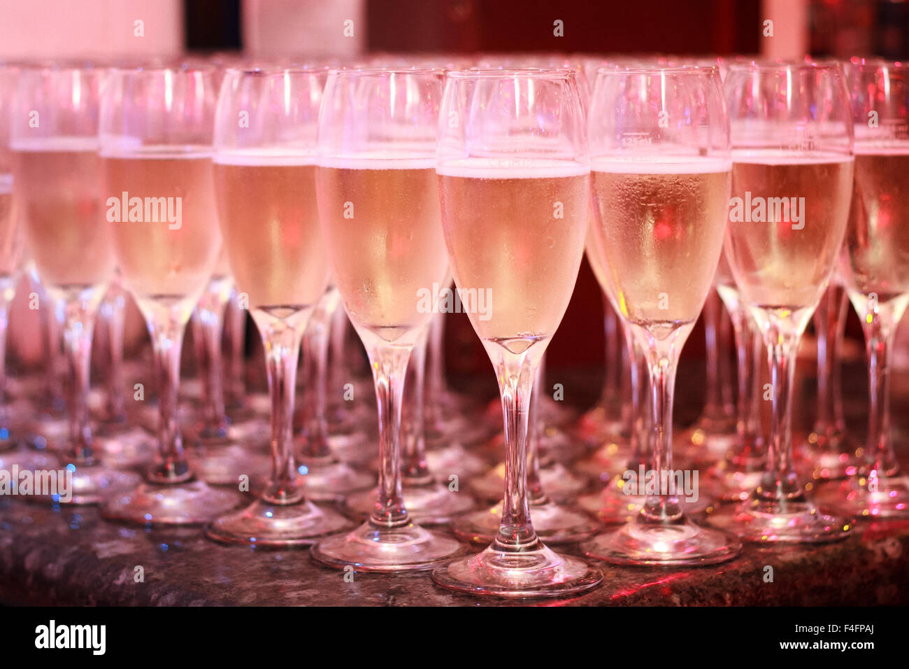 Close-up d'une rangée de verres de champagne Banque D'Images