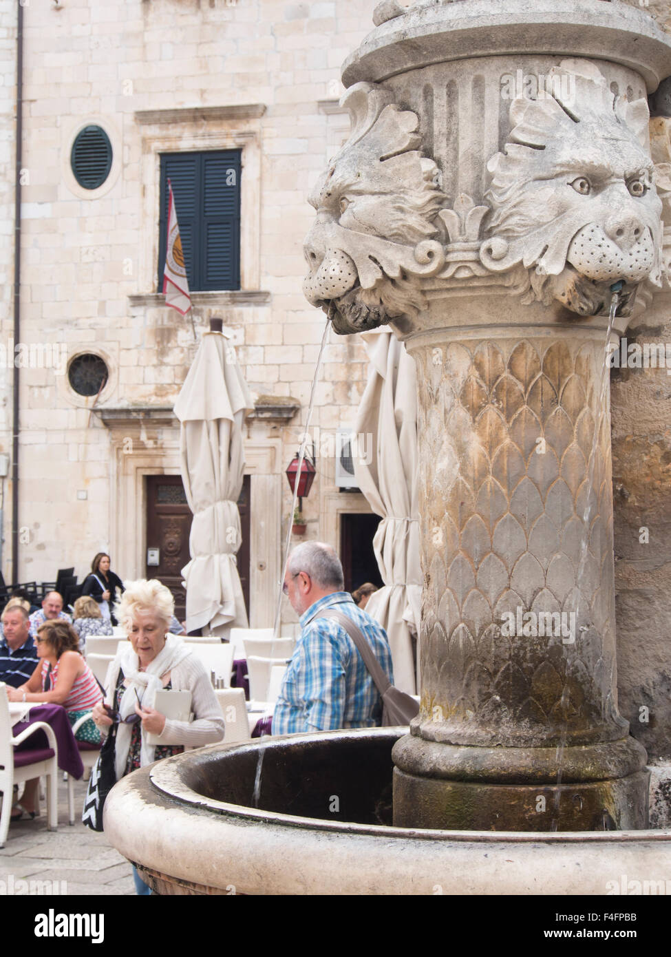 Fontaine du Lion et les touristes dans la place Gundulic dans le centre de la vieille ville 'Stari Grad' de Dubrovnik Croatie Banque D'Images