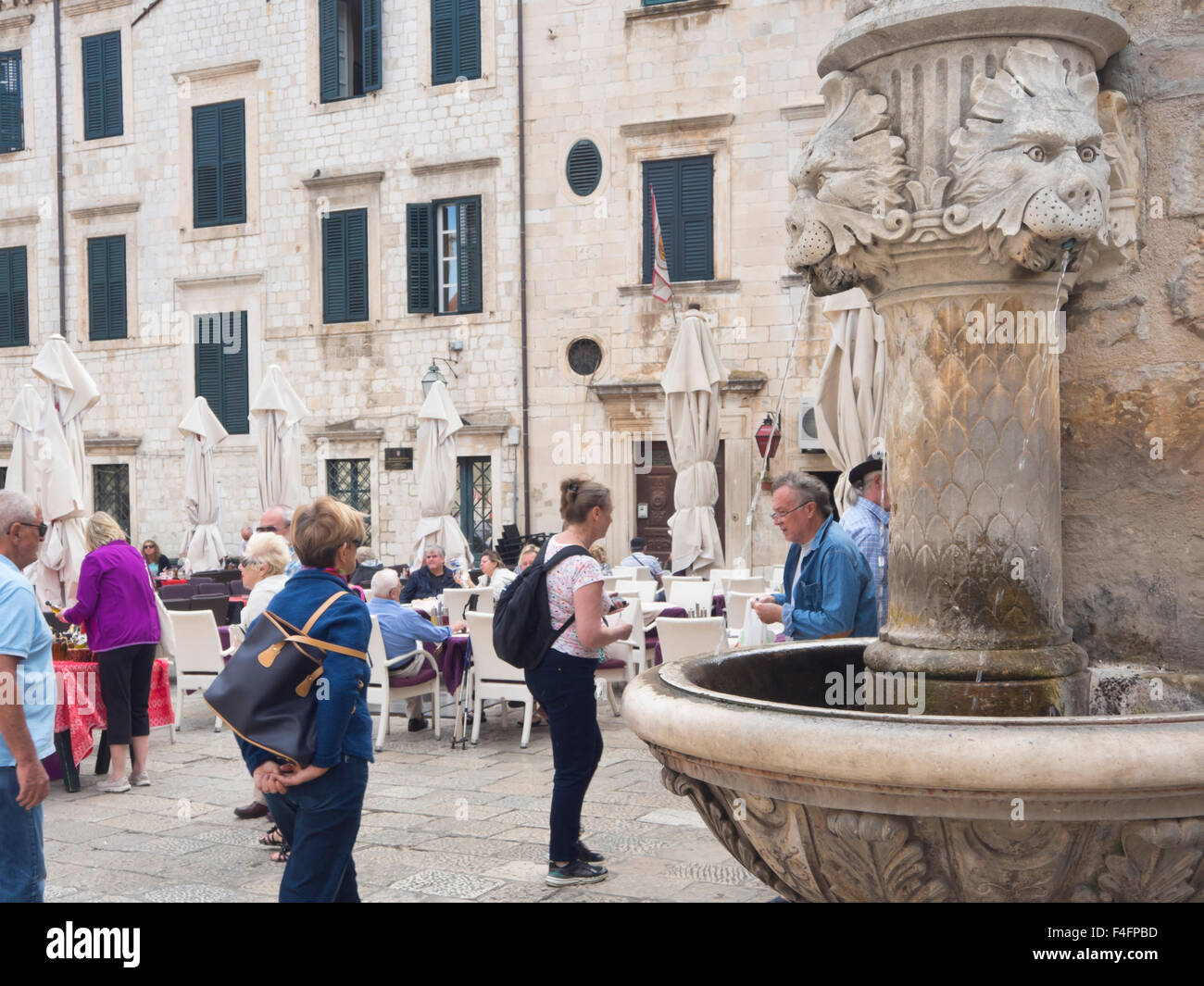 Fontaine du Lion et les touristes dans la place Gundulic dans le centre de la vieille ville 'Stari Grad' de Dubrovnik Croatie Banque D'Images