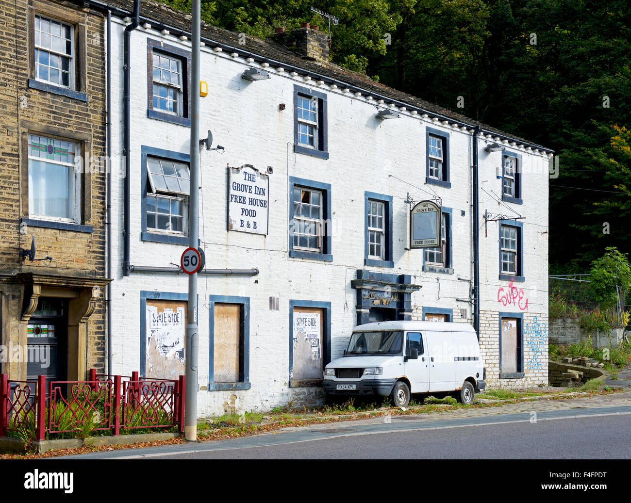 Le Grove pub, maintenant fermé, dans Brearley, Calderdale, West Yorkshire, Angleterre Banque D'Images