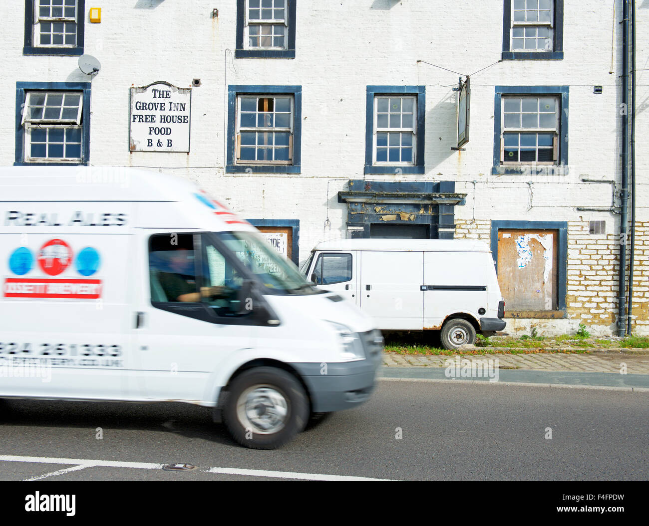 Vn blanc passant un pub, c'est fermé, en Brearley, Calderdale, West Yorkshire, Angleterre Banque D'Images