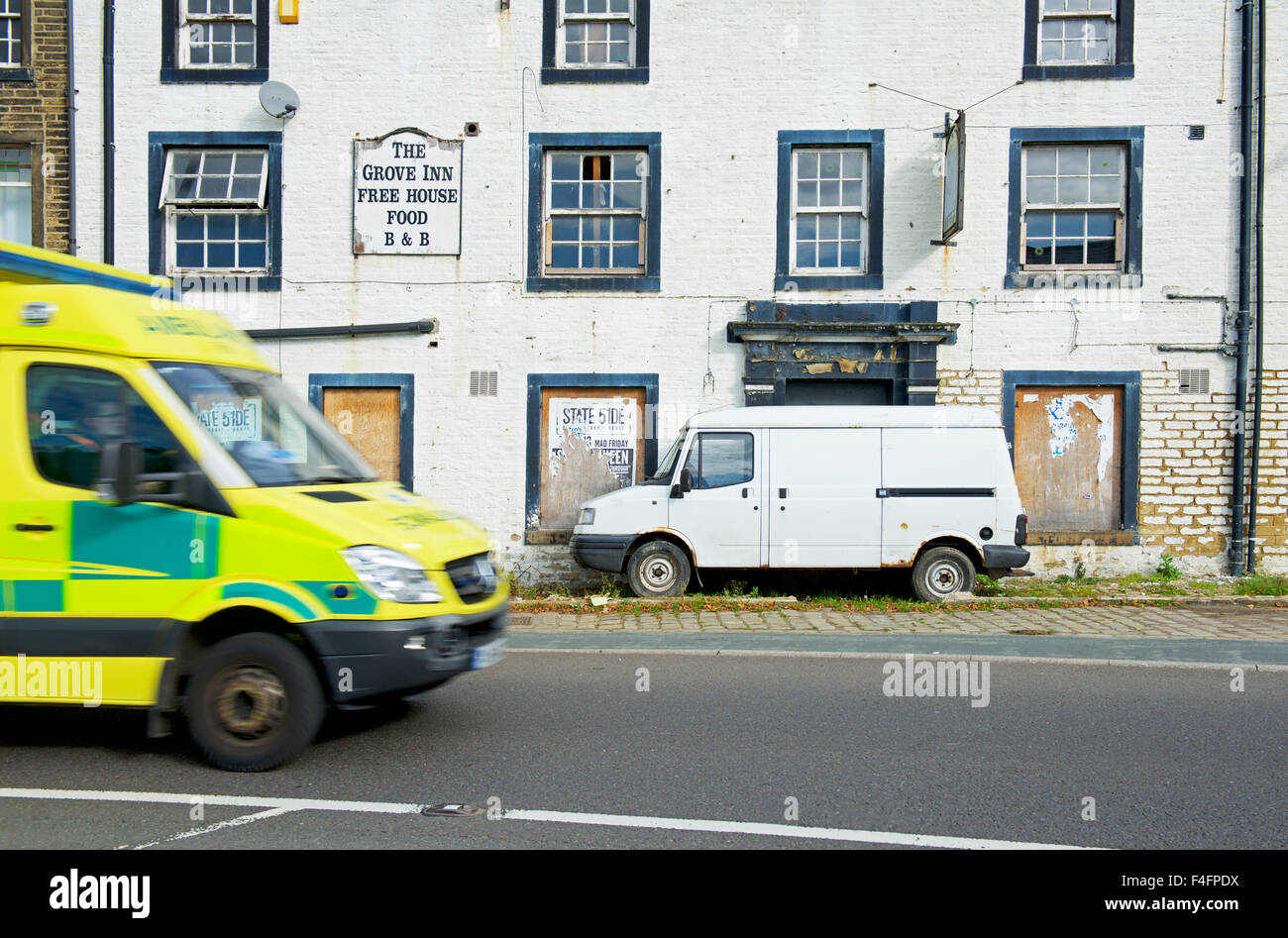 Passage d'ambulance d'un pub c'est fermé, en Brearley, Calderdale, West Yorkshire, Angleterre Banque D'Images