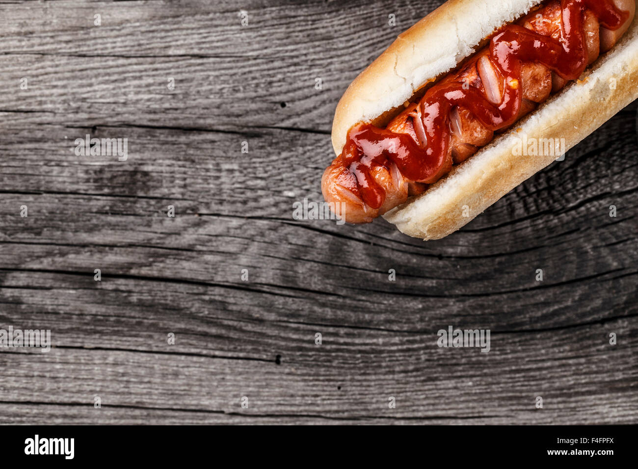 Hot-dog grillé au barbecue sur une planche en bois Banque D'Images