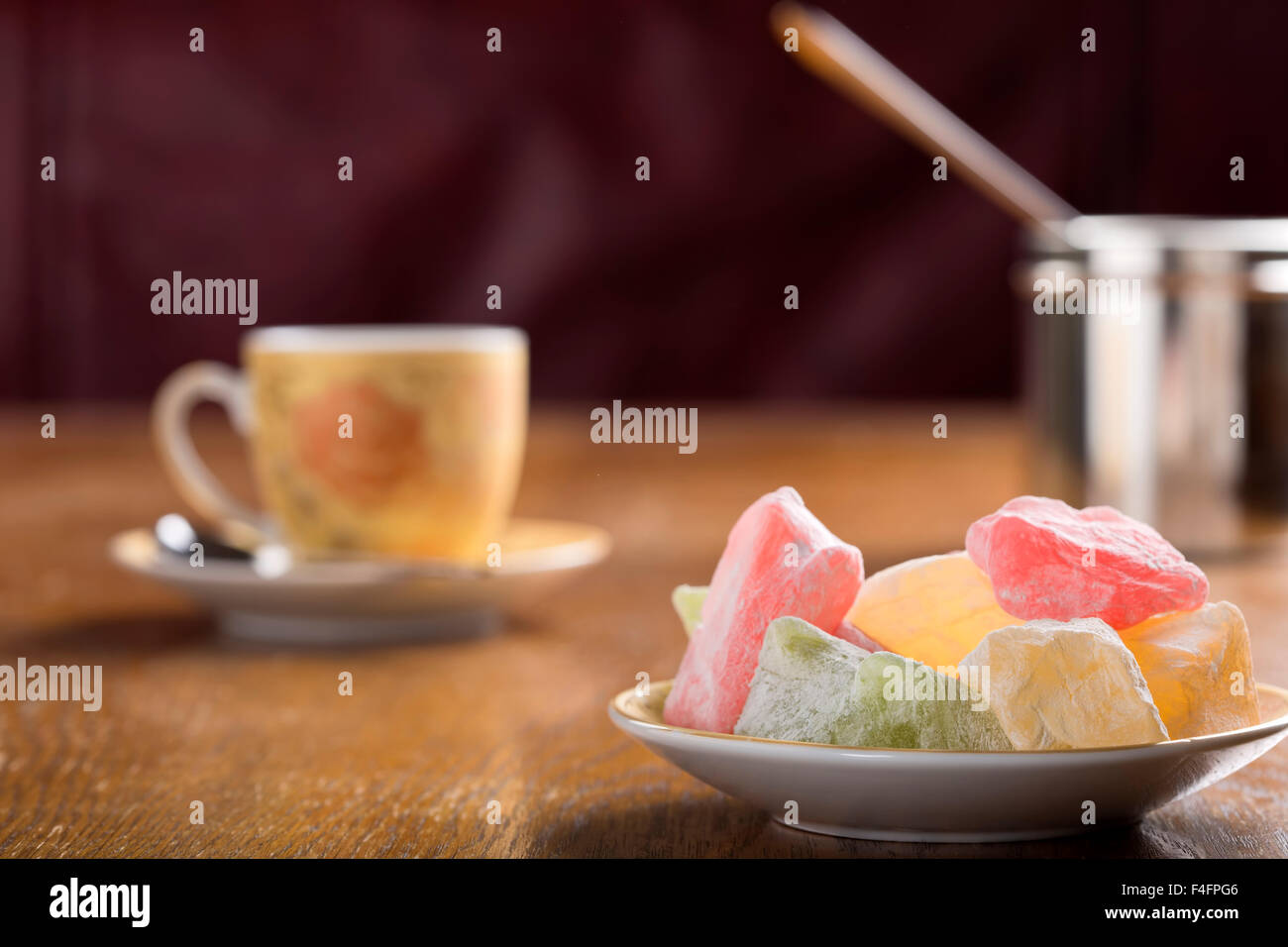 Loukoum et de café turc sur table en bois Banque D'Images