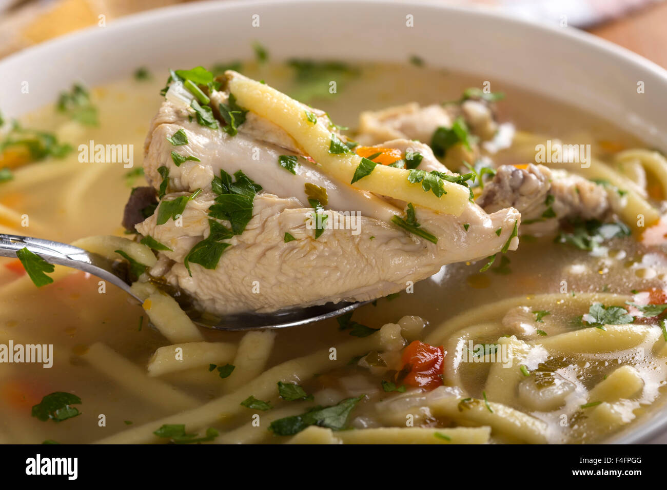 Close-up d'une cuillère à soupe au poulet avec légumes et nouilles Banque D'Images