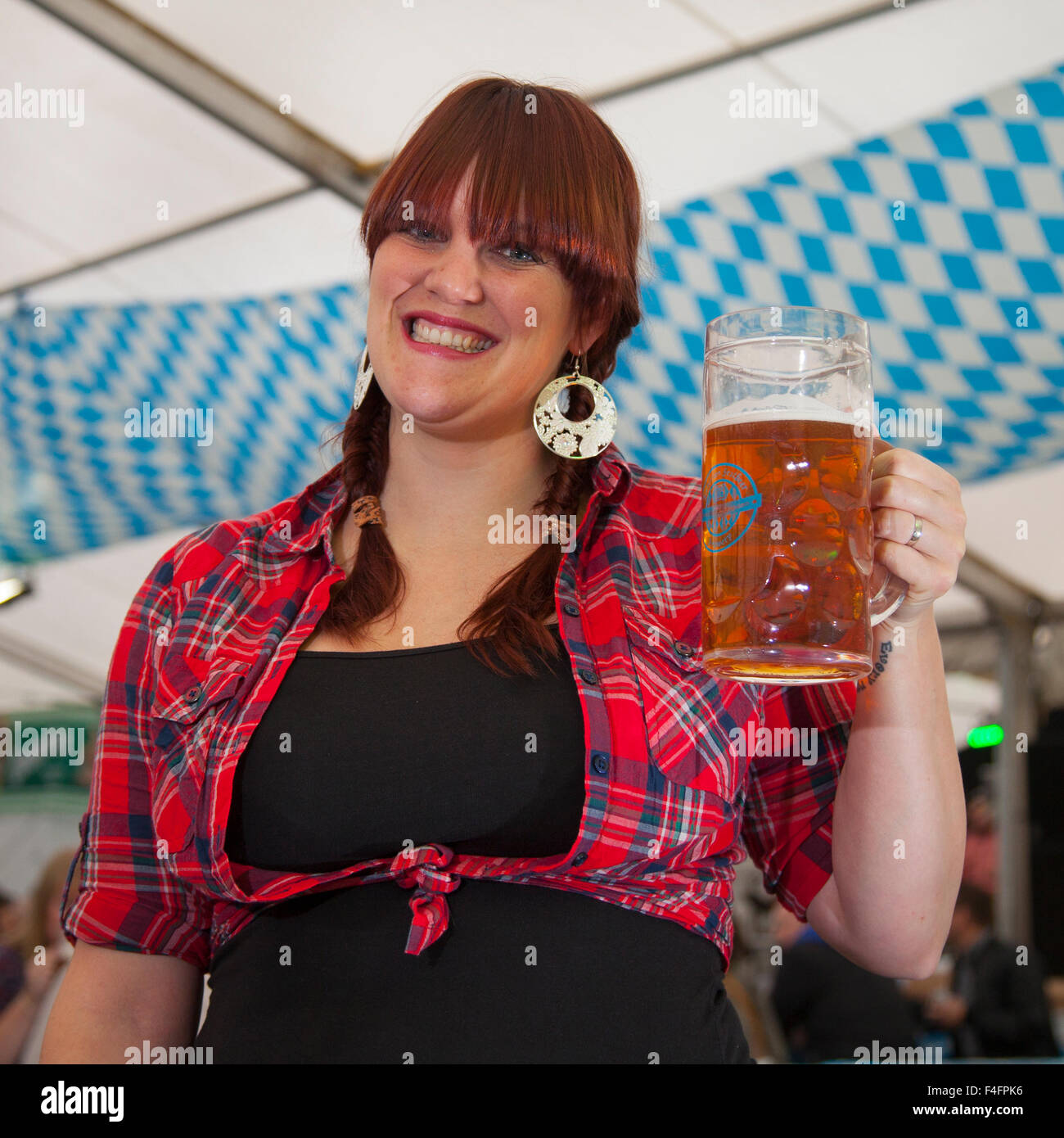 Charlotte Prestwich âgés de 30 a voyagé de Crewe pour assister à la fête de la bière Oktoberfest bavarois à drapeaux change de Liverpool. Ici, ils sont représentés dans de grands esprits avec leurs steins de bière. La première était l'Oktoberfest Liverpool bat son plein hier soir comme cent fait la fête en échange des drapeaux. Credit : Cernan Elias/Alamy Live News Banque D'Images