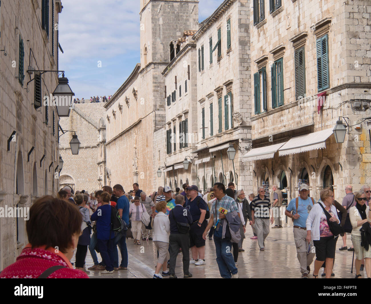 Placa (Stradun ) rue principale de la vieille ville de Dubrovnik Croatie site du patrimoine mondial de l'Unesco, encombrée de touristes Banque D'Images