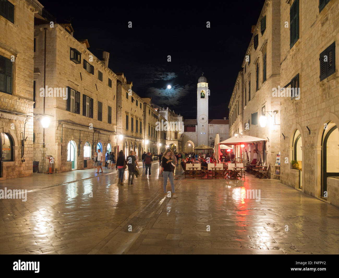 Dubrovnik Croatie par nuit, Stradun, la rue principale pavée de calcaire reflétant les lumières, les touristes et les restaurants, la pleine lune Banque D'Images