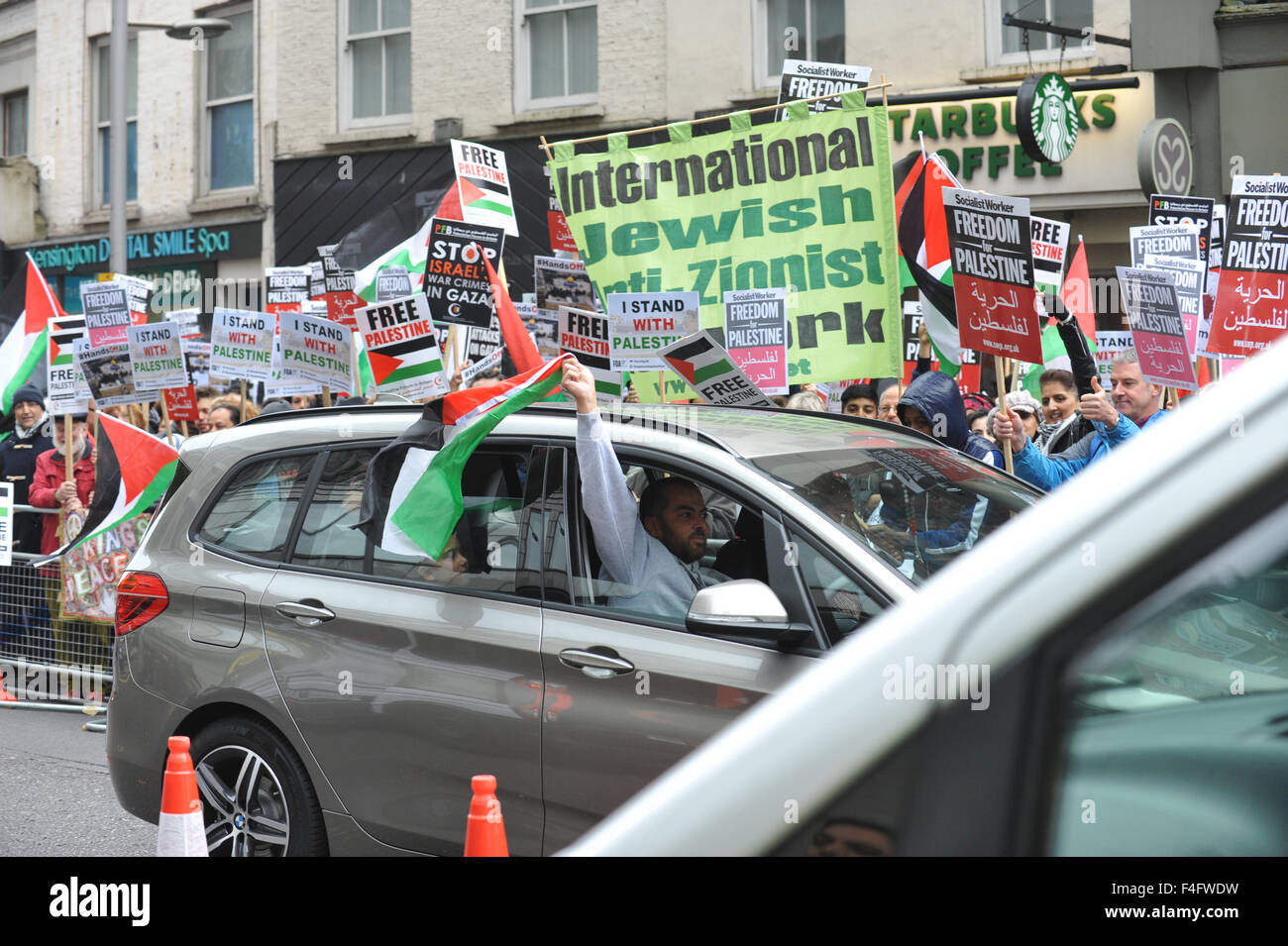 High Street Kensington, Londres, Royaume-Uni. 17 octobre 2015. Étape palestiniens une manifestation devant l'Ambassade israélienne, London © Matthieu Ch Banque D'Images