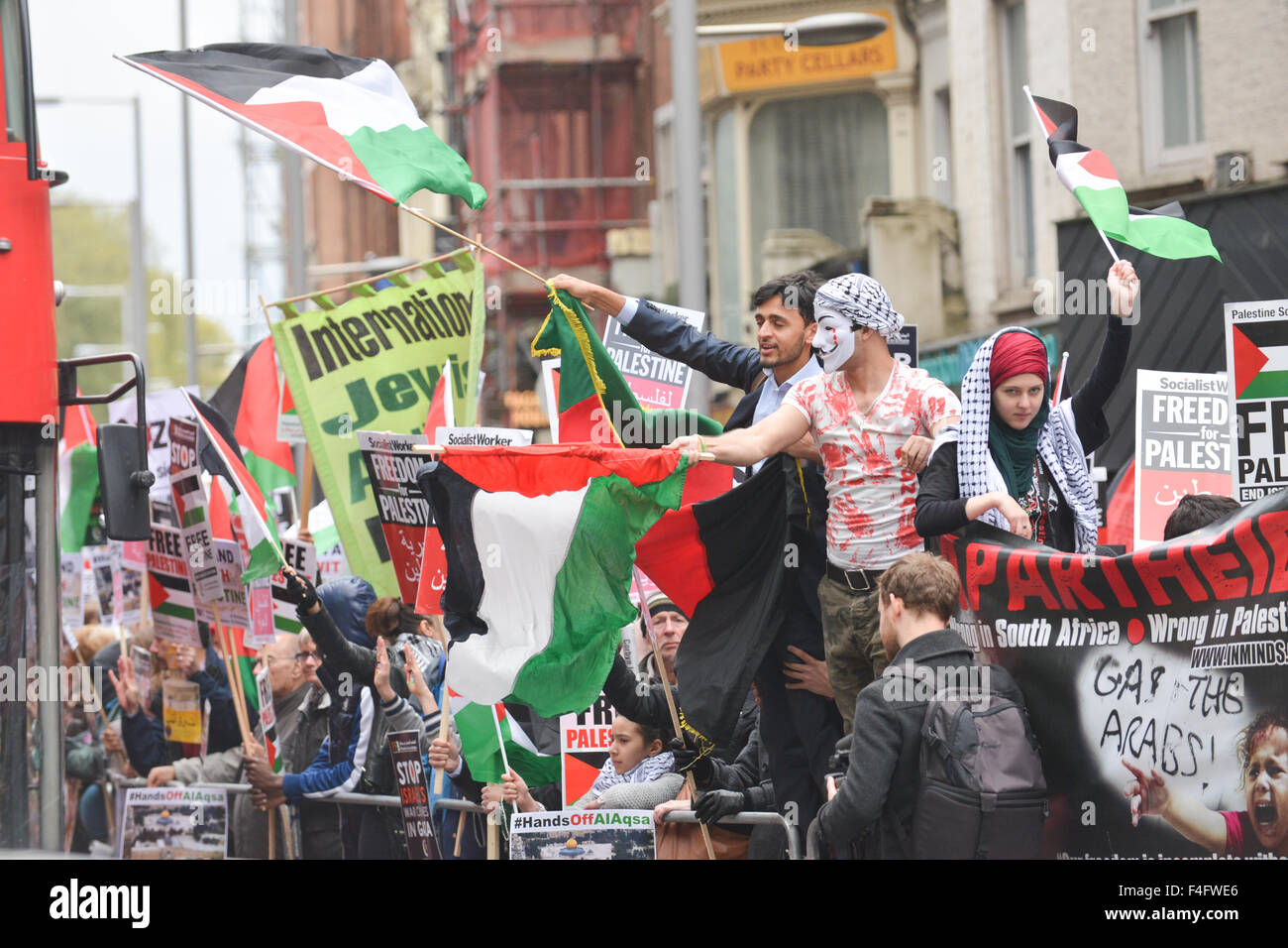 High Street Kensington, Londres, Royaume-Uni. 17 octobre 2015. Étape palestiniens une manifestation devant l'Ambassade israélienne, London © Matthieu Ch Banque D'Images