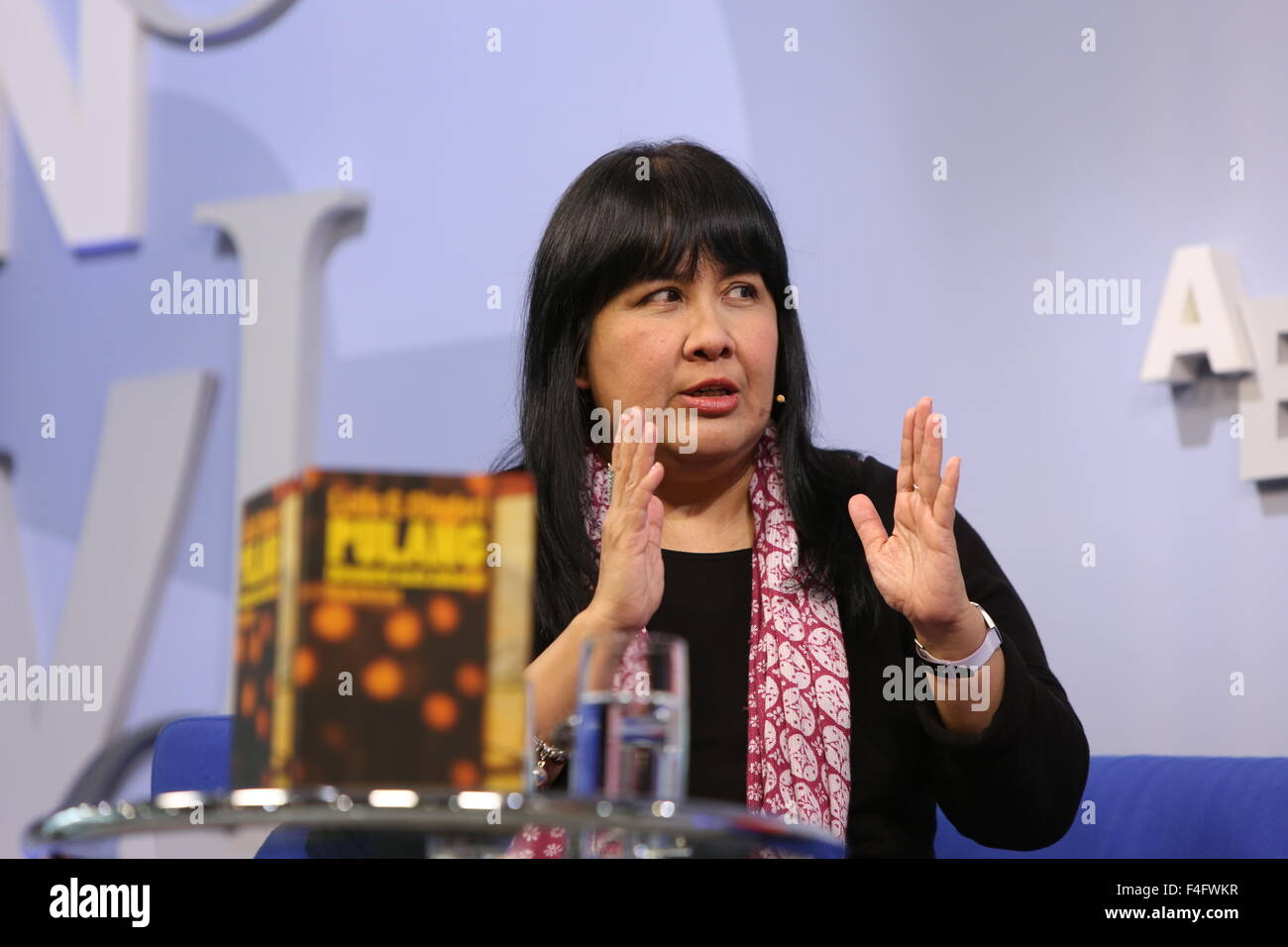 Journaliste et écrivain indonésien Leila S. Chudori présente son livre Pulang (Retour à Jakarta) sur le canapé bleu au Salon du livre de Francfort, dans la région de Frankfurt am Main, Allemagne, 17 octobre 2015. Photo : Susannah C. Vergau - AUCUN FIL SERVICE - Banque D'Images