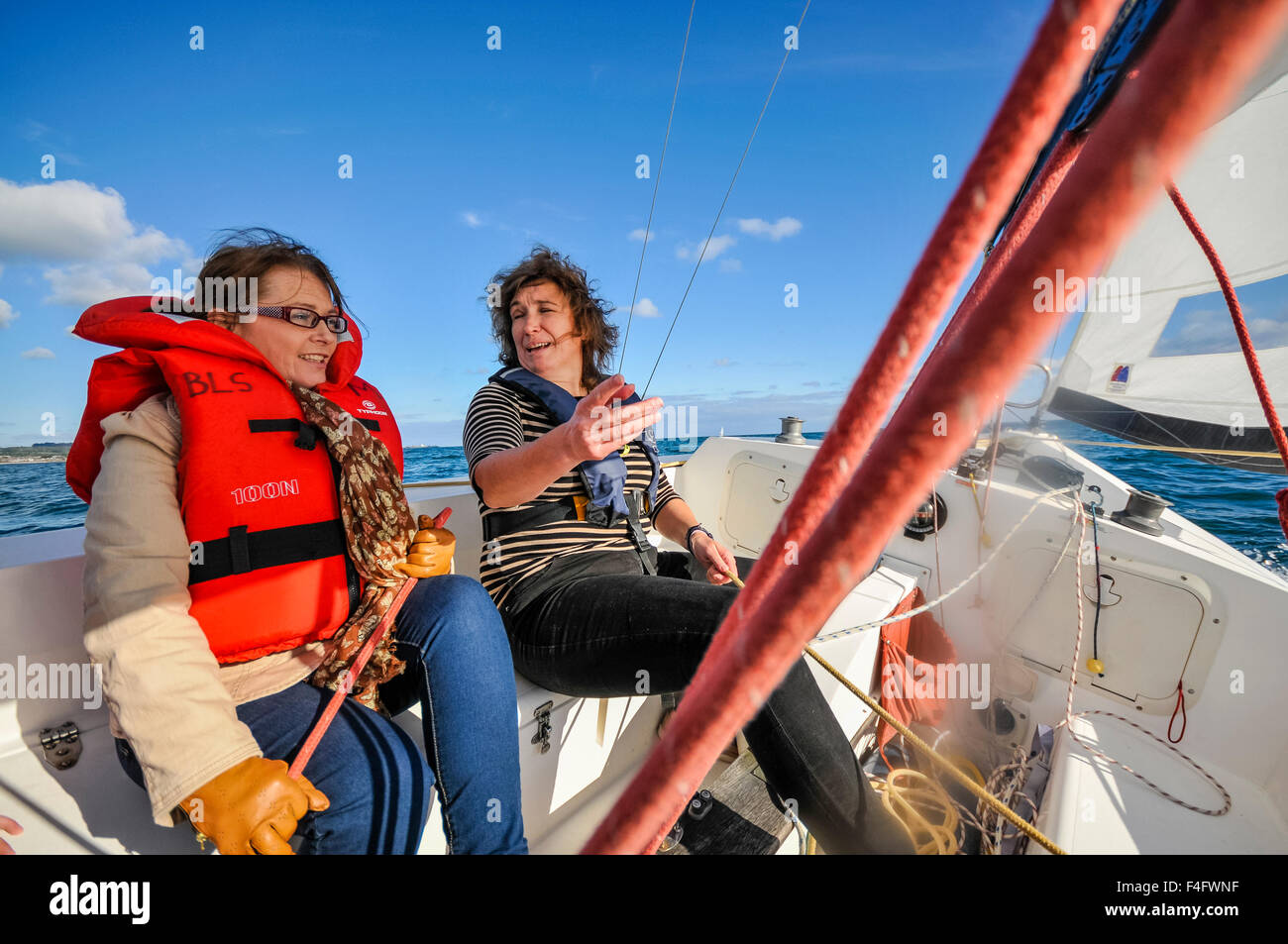 Carrickfergus (Irlande du Nord). 17 Oct 2015 - Belfast Lough Sailability, un organisme de bienfaisance qui enseigne aux enfants handicapés à faire de la voile, de lancer trois nouveaux bateaux. Crédit : Stephen Barnes/Alamy Live News Banque D'Images