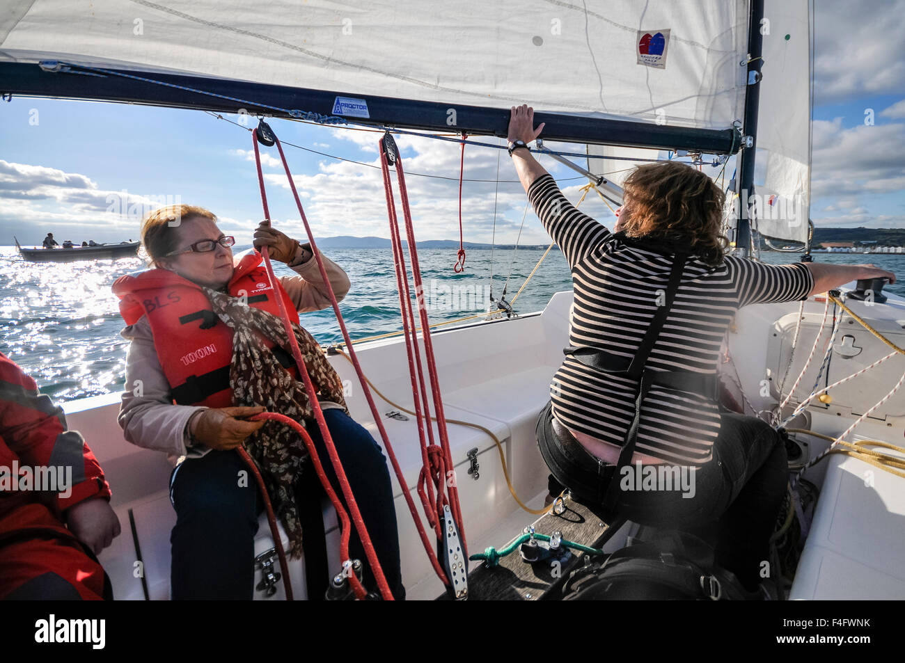 Carrickfergus (Irlande du Nord). 17 Oct 2015 - Belfast Lough Sailability, un organisme de bienfaisance qui enseigne aux enfants handicapés à faire de la voile, de lancer trois nouveaux bateaux. Crédit : Stephen Barnes/Alamy Live News Banque D'Images