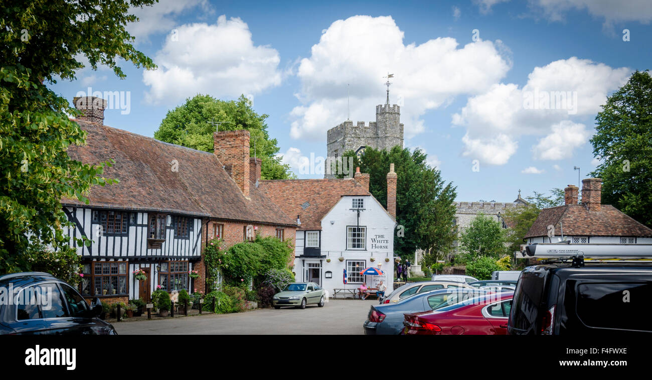 Le village de Chilham dans le Kent, UK, avec l'église en arrière-plan Banque D'Images