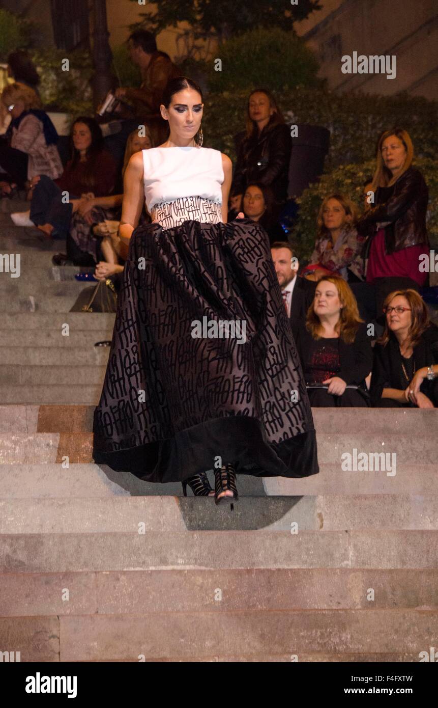 Un modèle porte la robe conçu par Alessio Visone, un créateur de mode napolitaine au cours de la présentation de sa collection pour 2015-2016 au cours de la 30e célébration de sa carrière dans l'industrie de la mode. (Photo par Angela Acanfora / Pacific Press) Banque D'Images