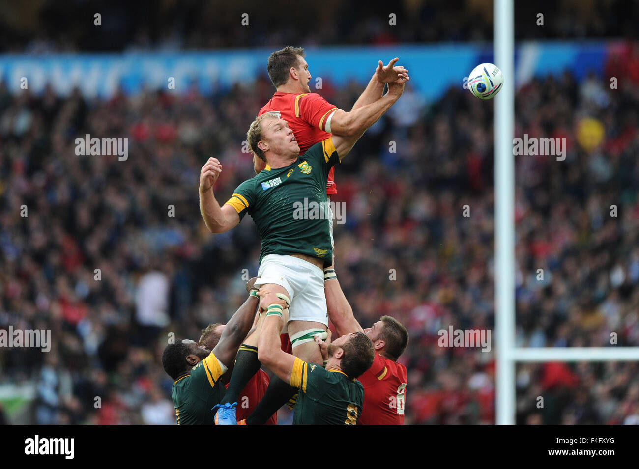 Londres, Royaume-Uni. 17 Octobre 2015 : Sam Warburton de galles en concurrence avec Schalk Burger de l'Afrique du Sud au cours de match 41 de la Coupe du Monde de Rugby 2015 entre l'Afrique du Sud et le Pays de Galles - le stade de Twickenham, Londres.(Photo : Rob Munro/Stewart Communications/CSM) Credit : Cal Sport Media/Alamy Live News Banque D'Images