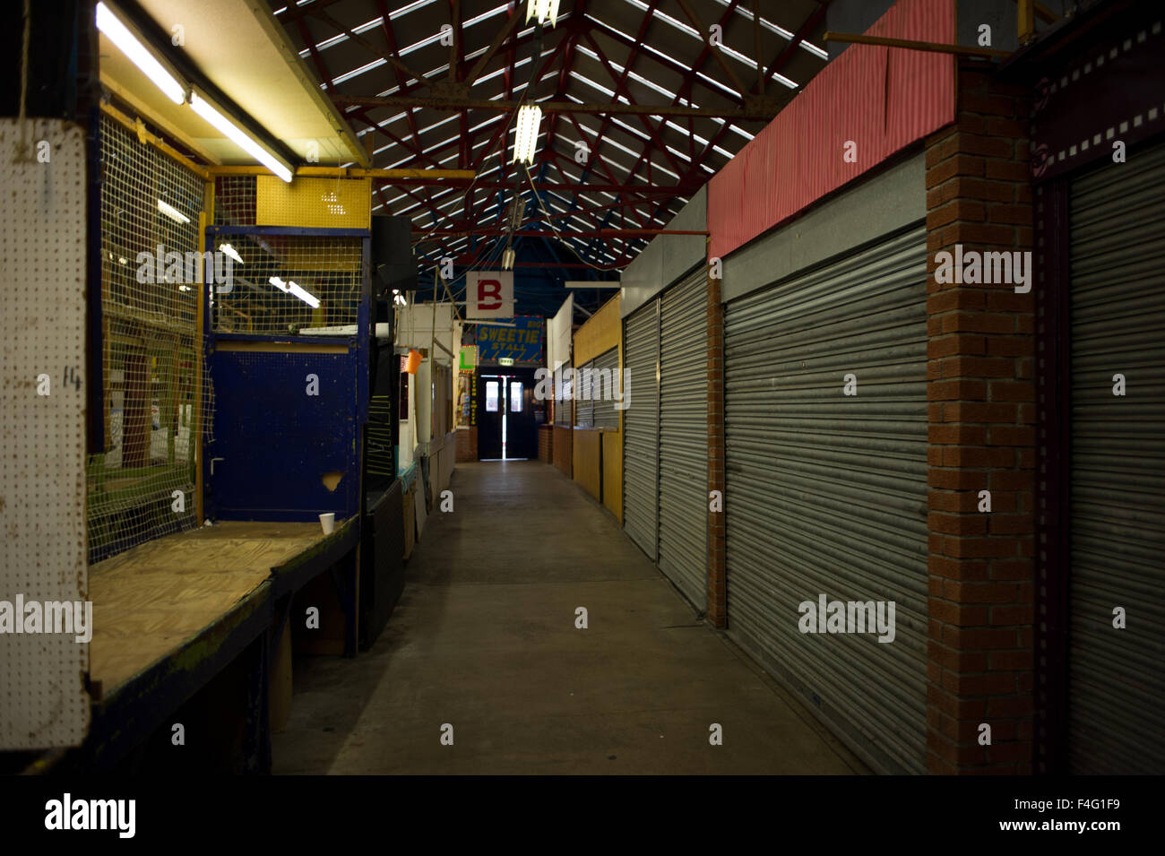 L'intérieur de la cale fermée Barras market à Glasgow, Écosse, Royaume-Uni. Banque D'Images