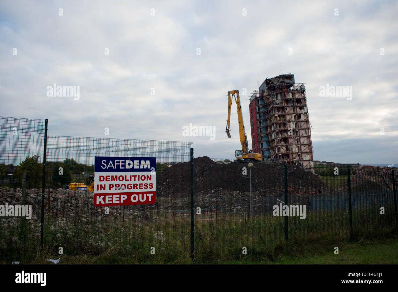 Glasgow, Écosse 11 octobre 2015. La démolition de la Red Road appartements qui ont été partiellement démolis est actuellement en cours de démolition avec des machines lourdes dues aux deux autres tours qui n'a pas complètement baissé avec l'explosion. Des tas de gravats sont en place d'où les tours s'Crédit : Andrew Steven Graham/Alamy Live News Banque D'Images