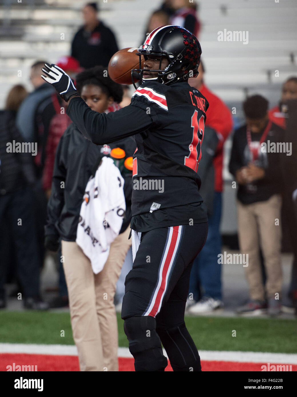 Columbus, Ohio, USA. 14Th Oct, 2015. Ohio State Buckeyes quarterback Cardale Jones (12) se réchauffe avant de faire face à l'Université Penn State, au stade de l'Ohio à Columbus, Ohio. Brent Clark/CSM/Alamy Live News Banque D'Images