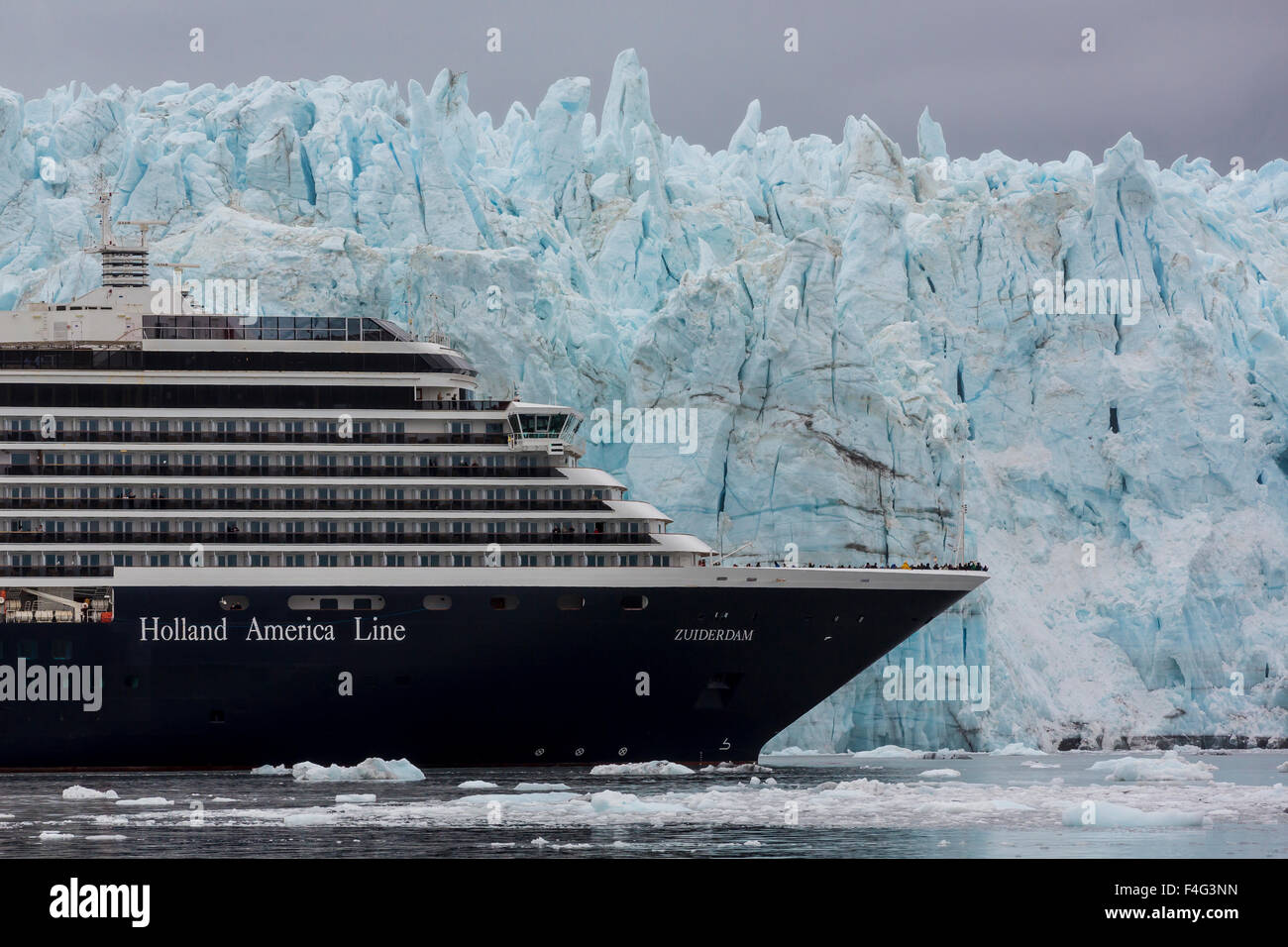 USA, Alaska, Glacier Bay National Park. Holland America le prochain navire de croisière à Margerie Glacier. En tant que crédit : Don Paulson / Jaynes Gallery / DanitaDelimont.com Banque D'Images