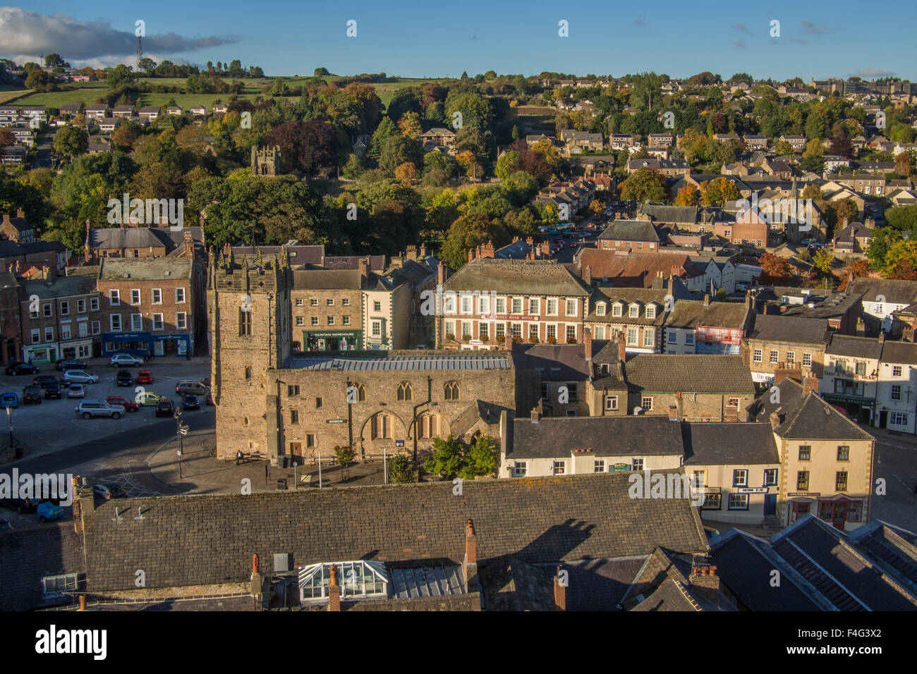 Le centre-ville de Richmond, y compris l'église de la Sainte Trinité, Richmondshire, North Yorkshire, Angleterre. Banque D'Images