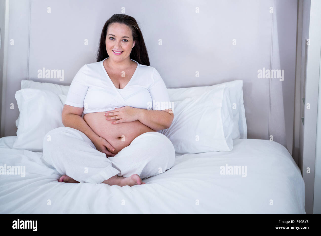Beautiful pregnant woman touching her belly Banque D'Images